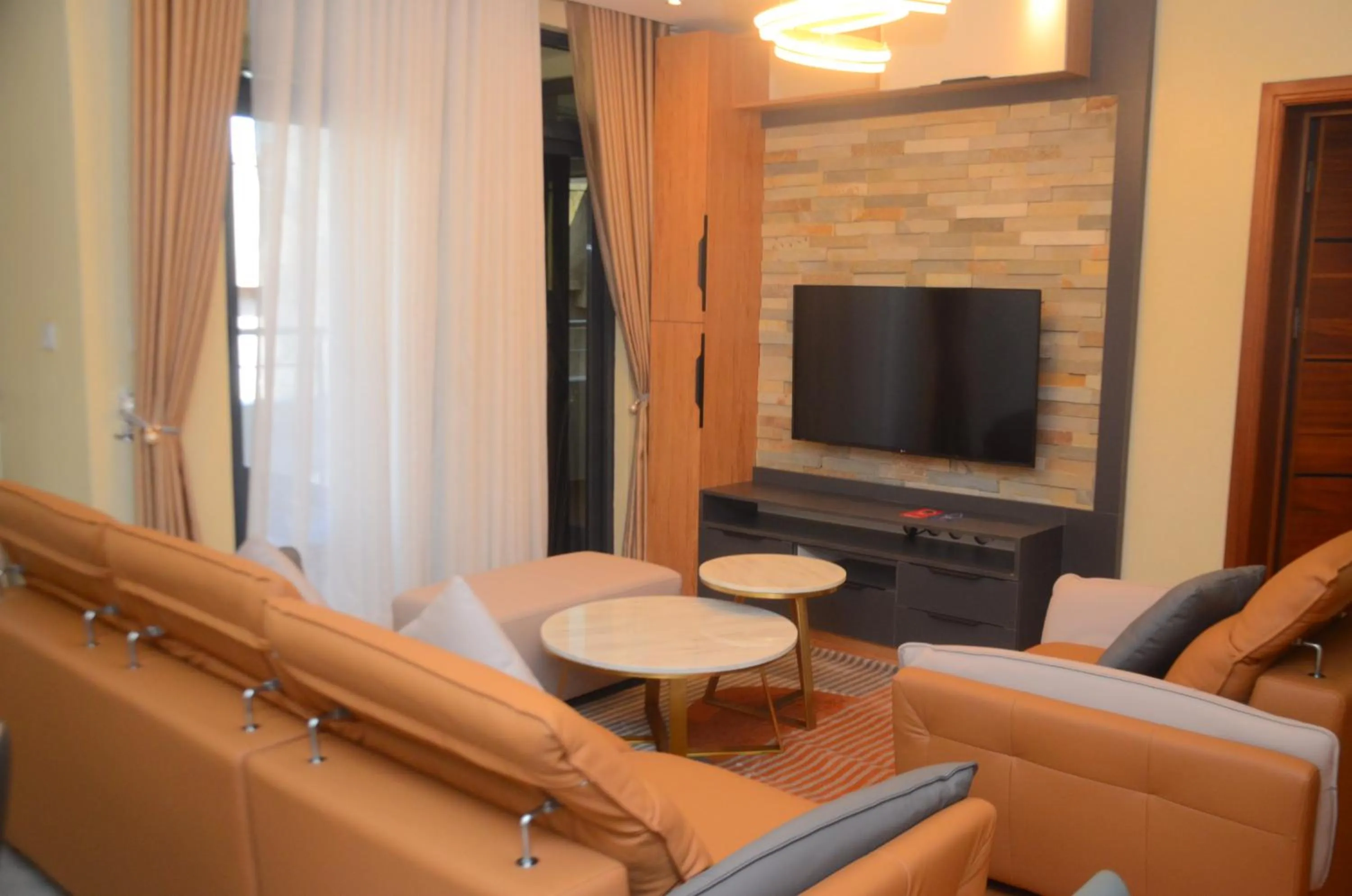 Communal lounge/ TV room in Victory Villa Apartment hotel