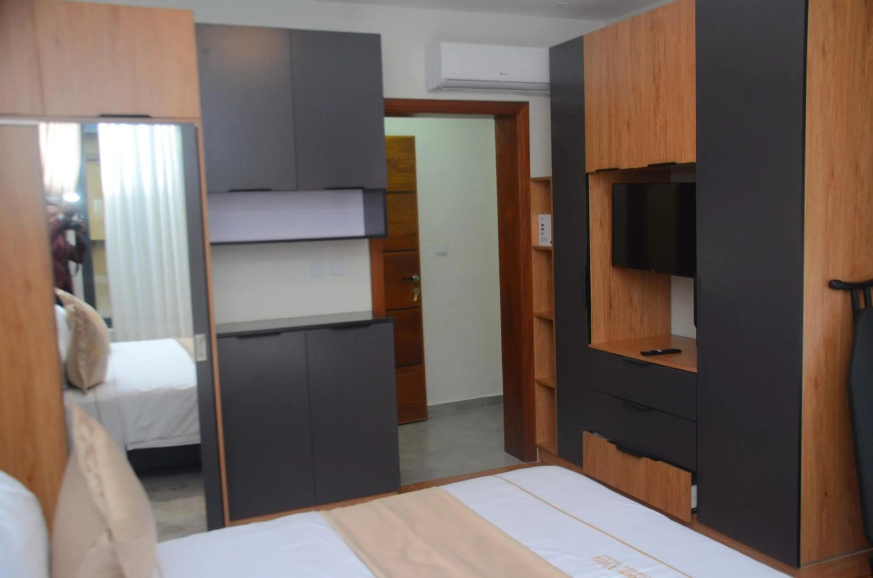 Communal lounge/ TV room, Bed in Victory Villa Apartment hotel