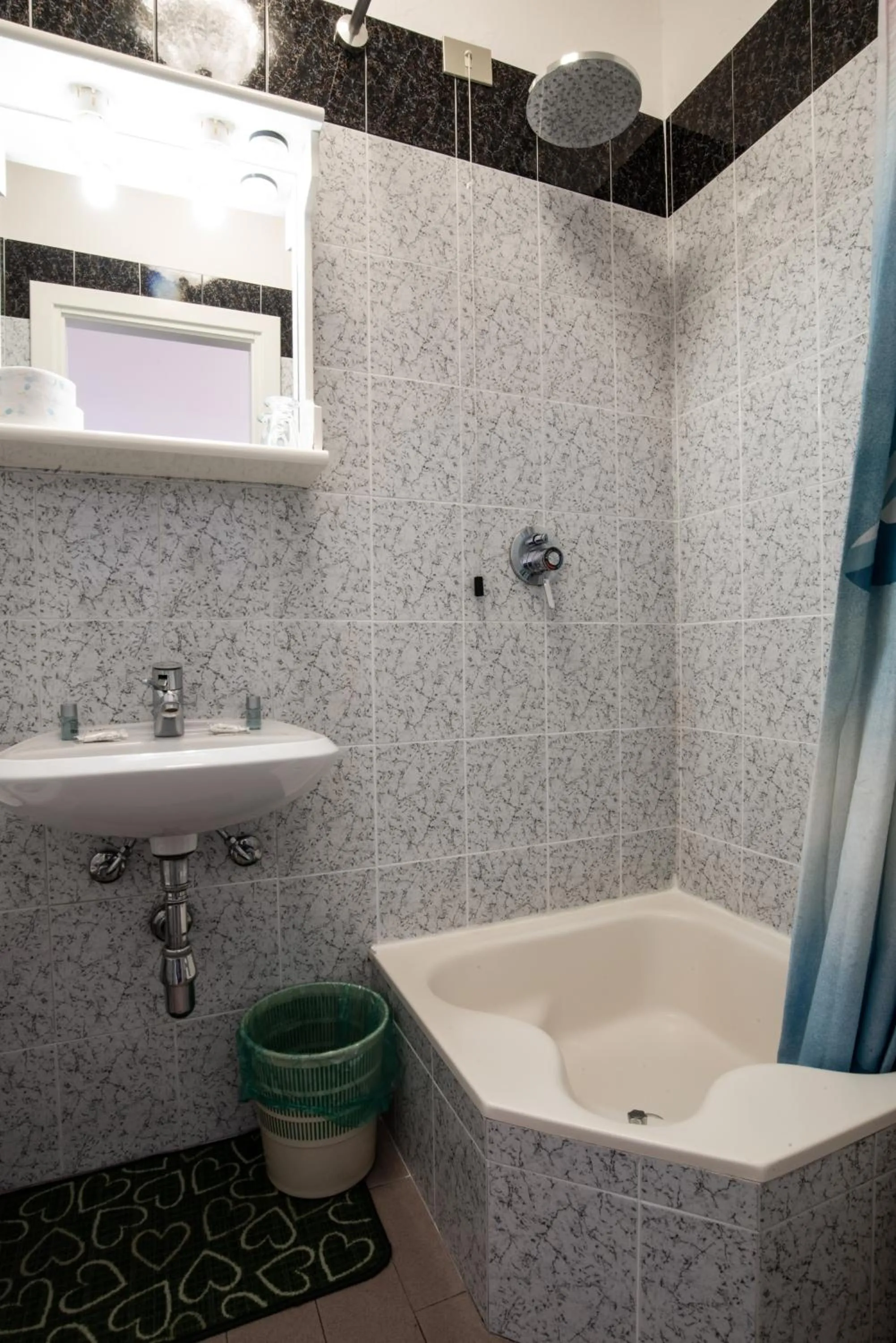 Shower in Hotel AeR BJ Vittoria