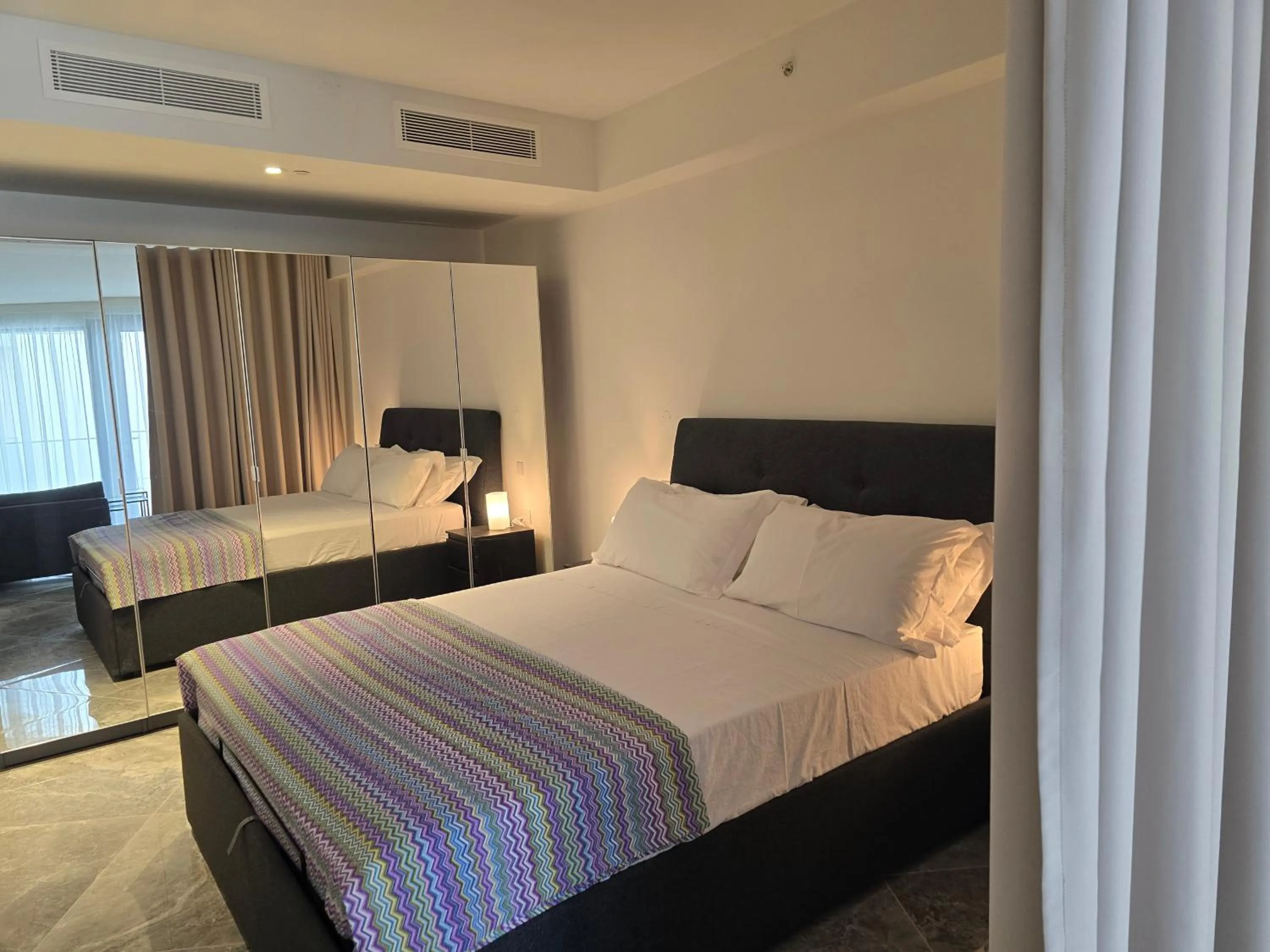 Bedroom, Bed in Mercury Suites - Skydream Getaways