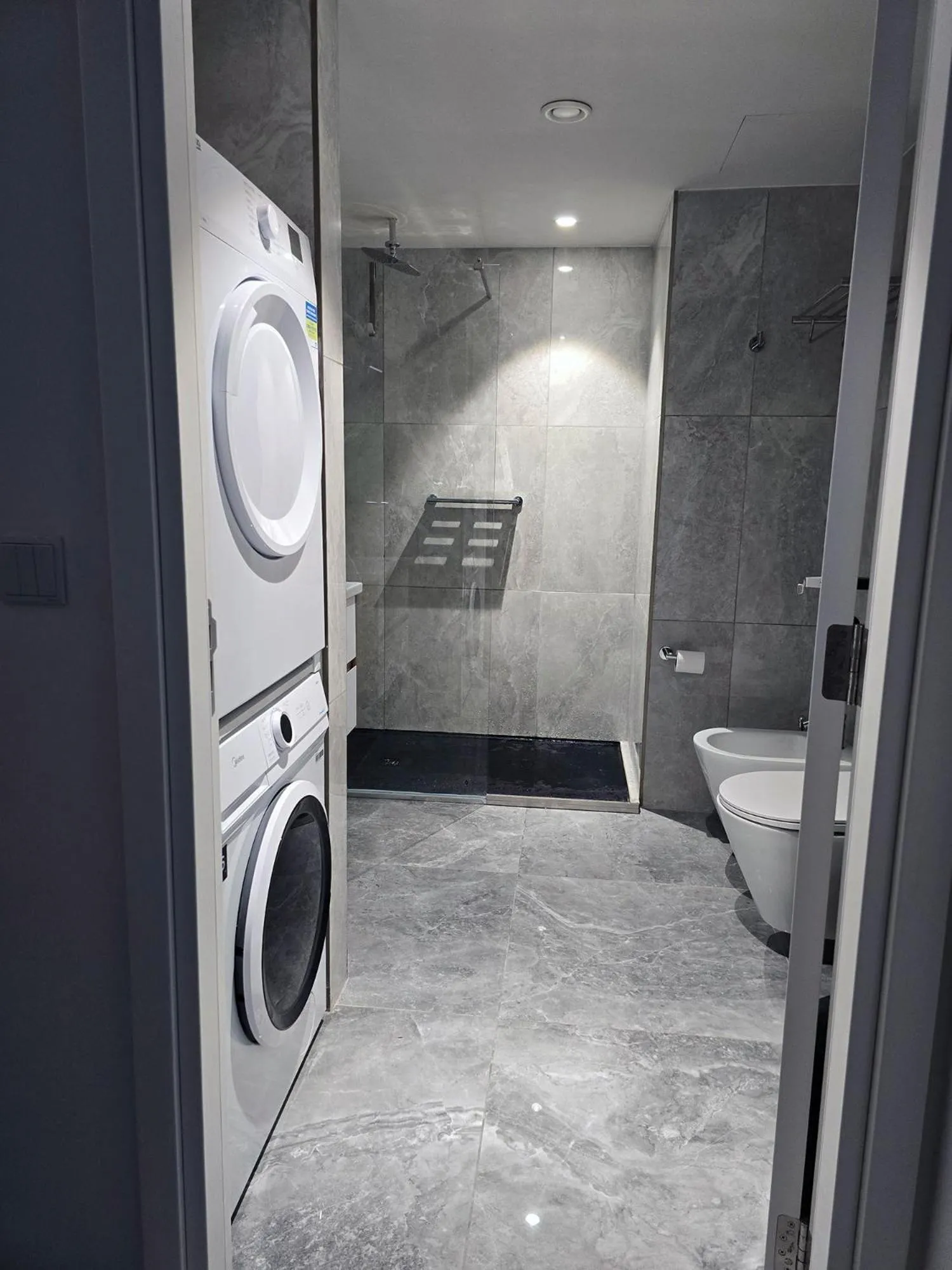 Shower in Mercury Suites - Skydream Getaways