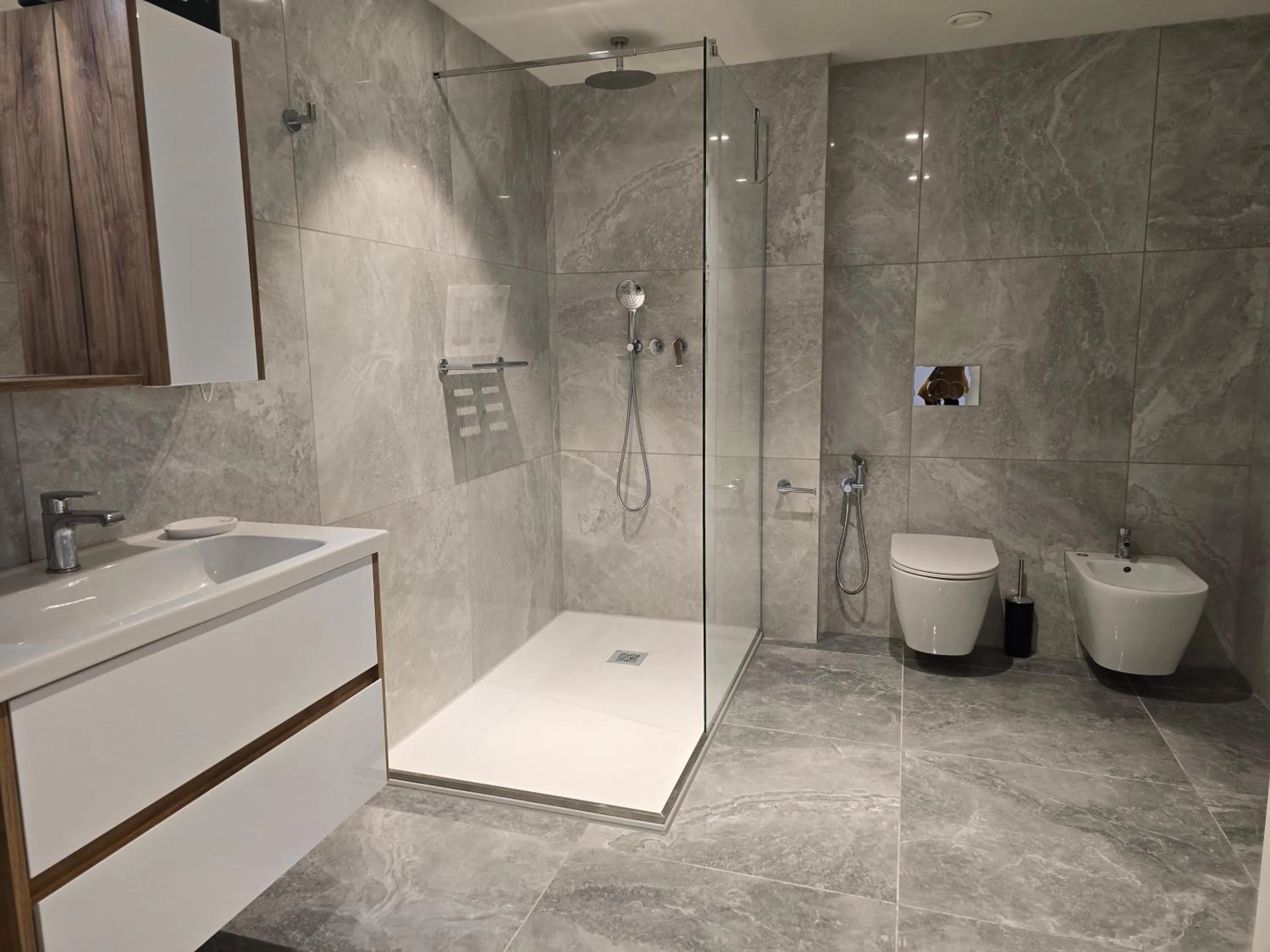 Shower in Mercury Suites - Skydream Getaways