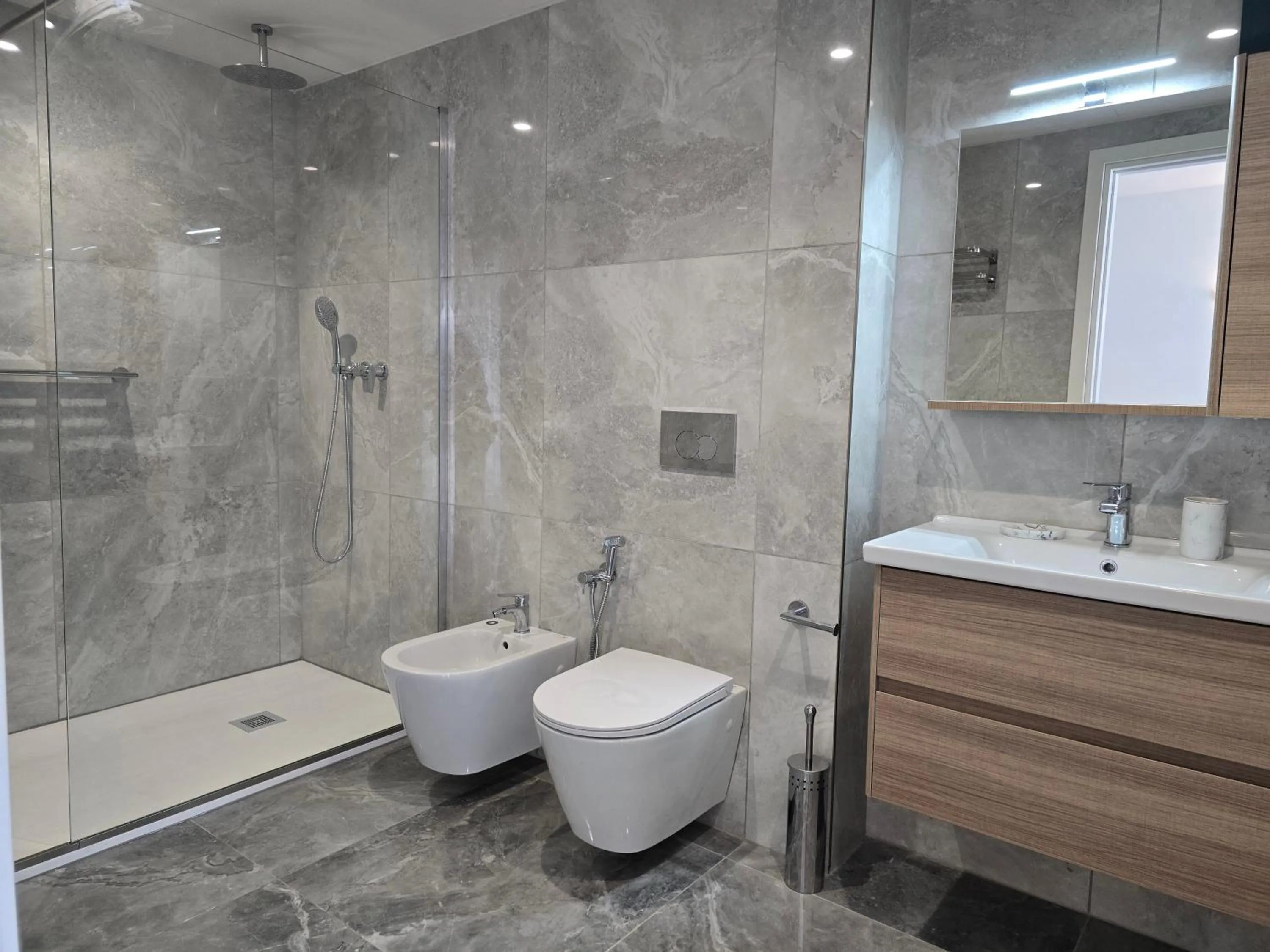 Shower in Mercury Suites - Skydream Getaways