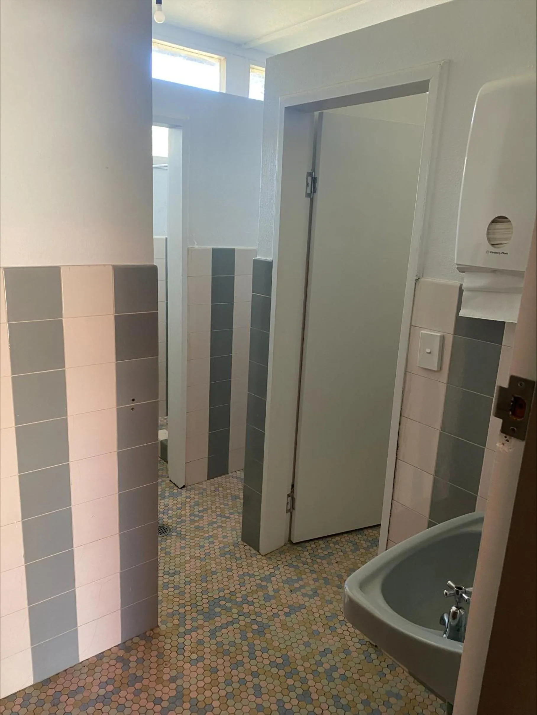 Bathroom in Rod 'N' Reel Hotel Motel Woodburn