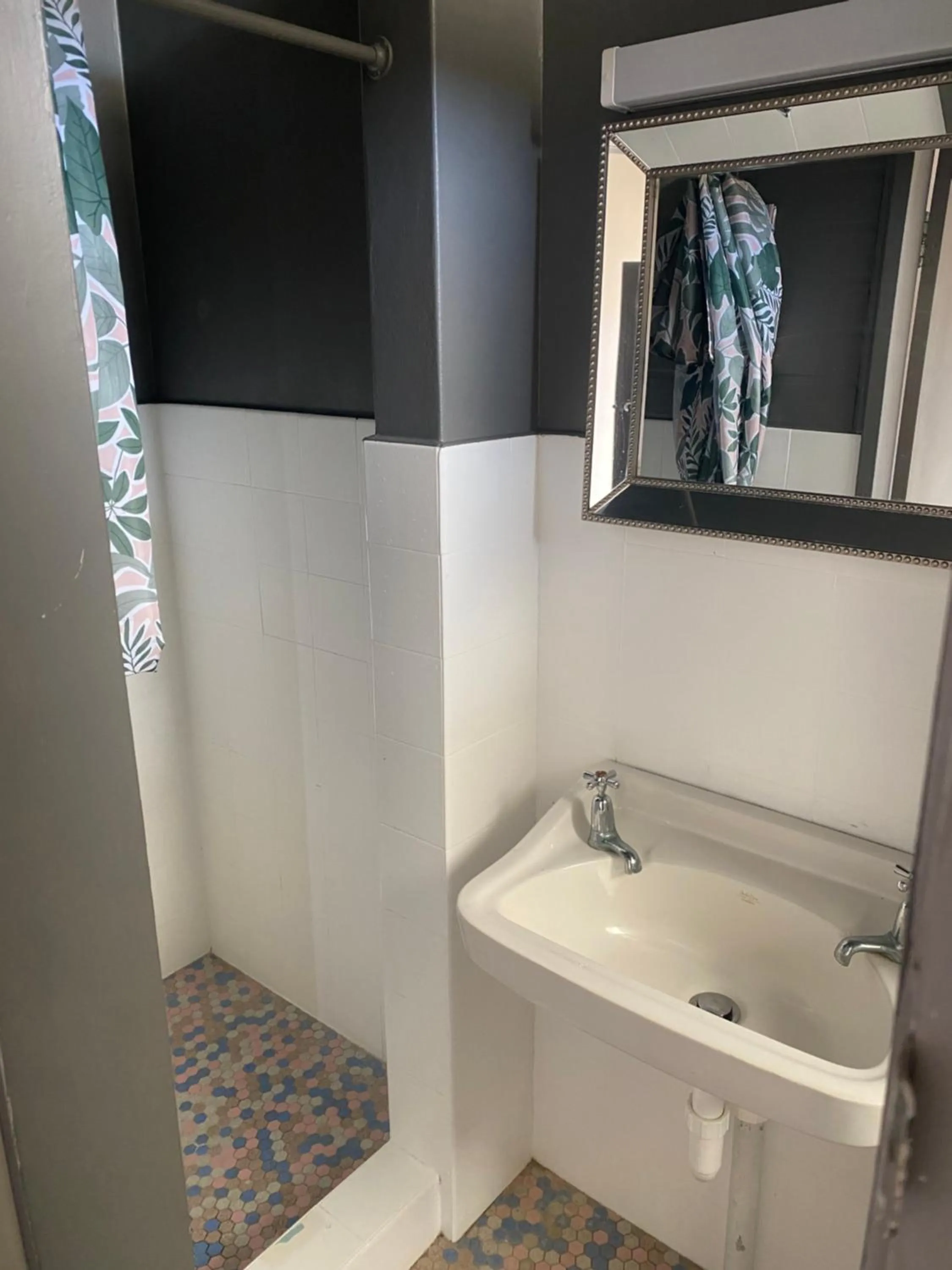 Bathroom in Rod 'N' Reel Hotel Motel Woodburn