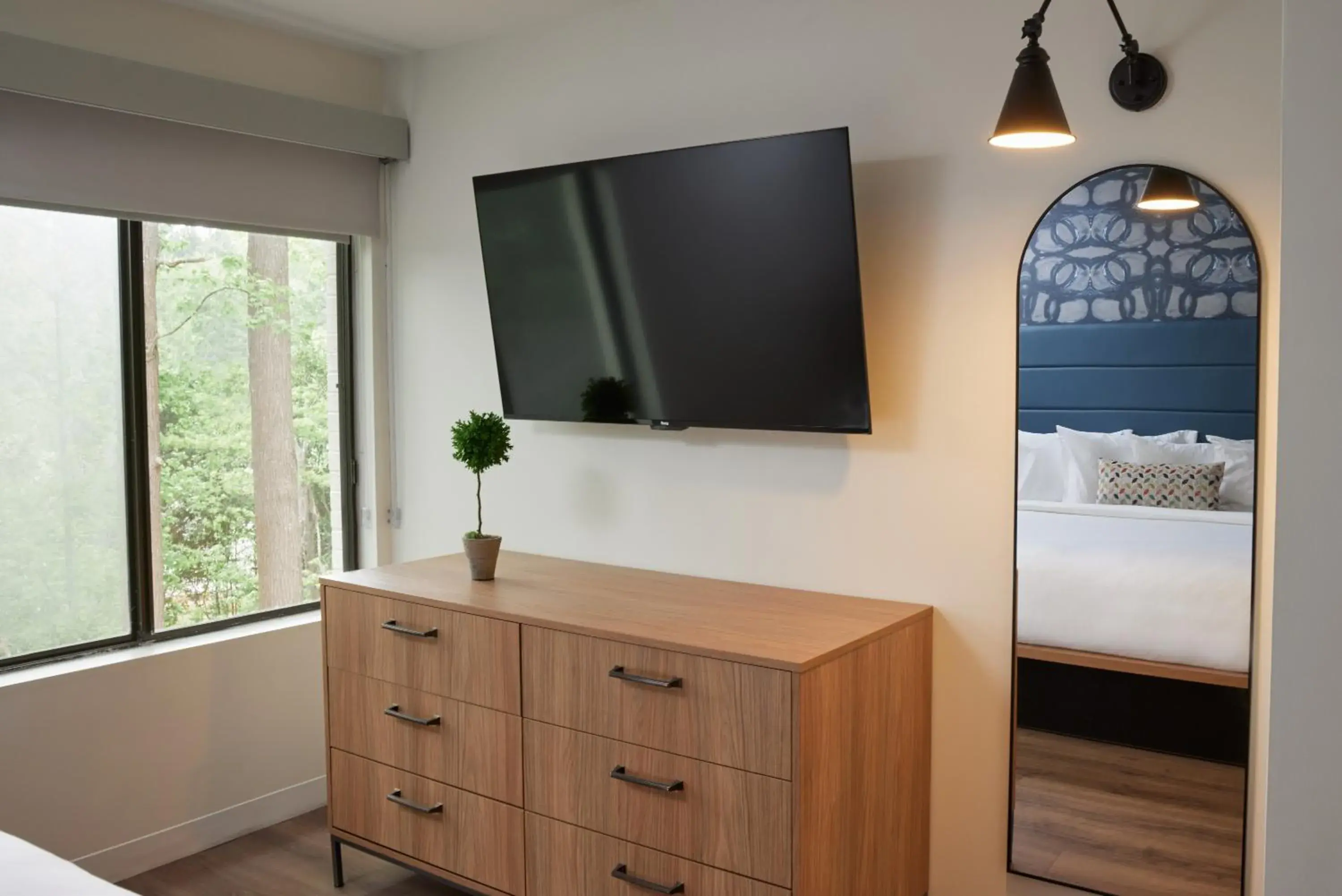 Queen Suite in Hive House Queen Suite in Hive House