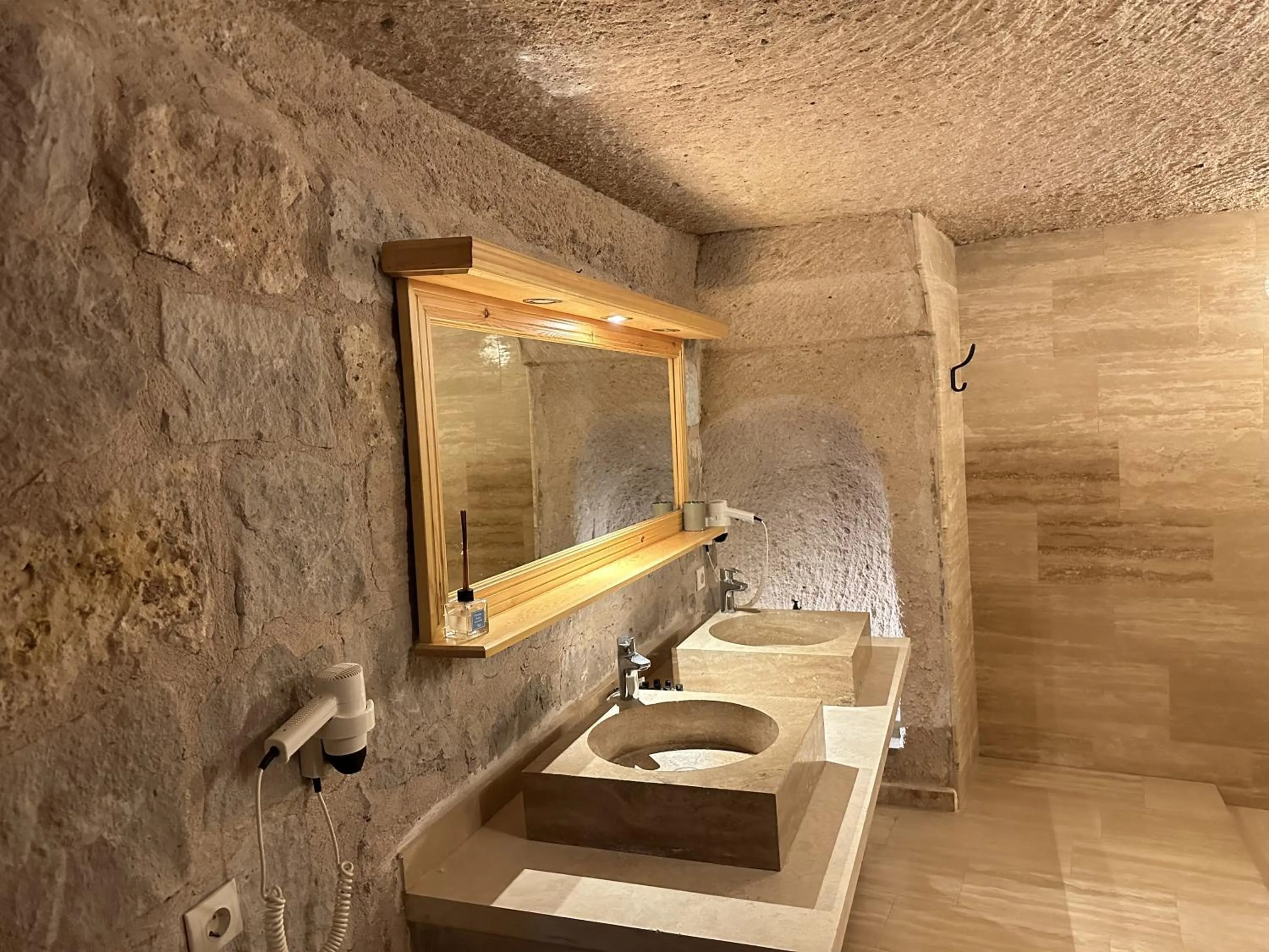 Shower in Kistar Cave Hotel