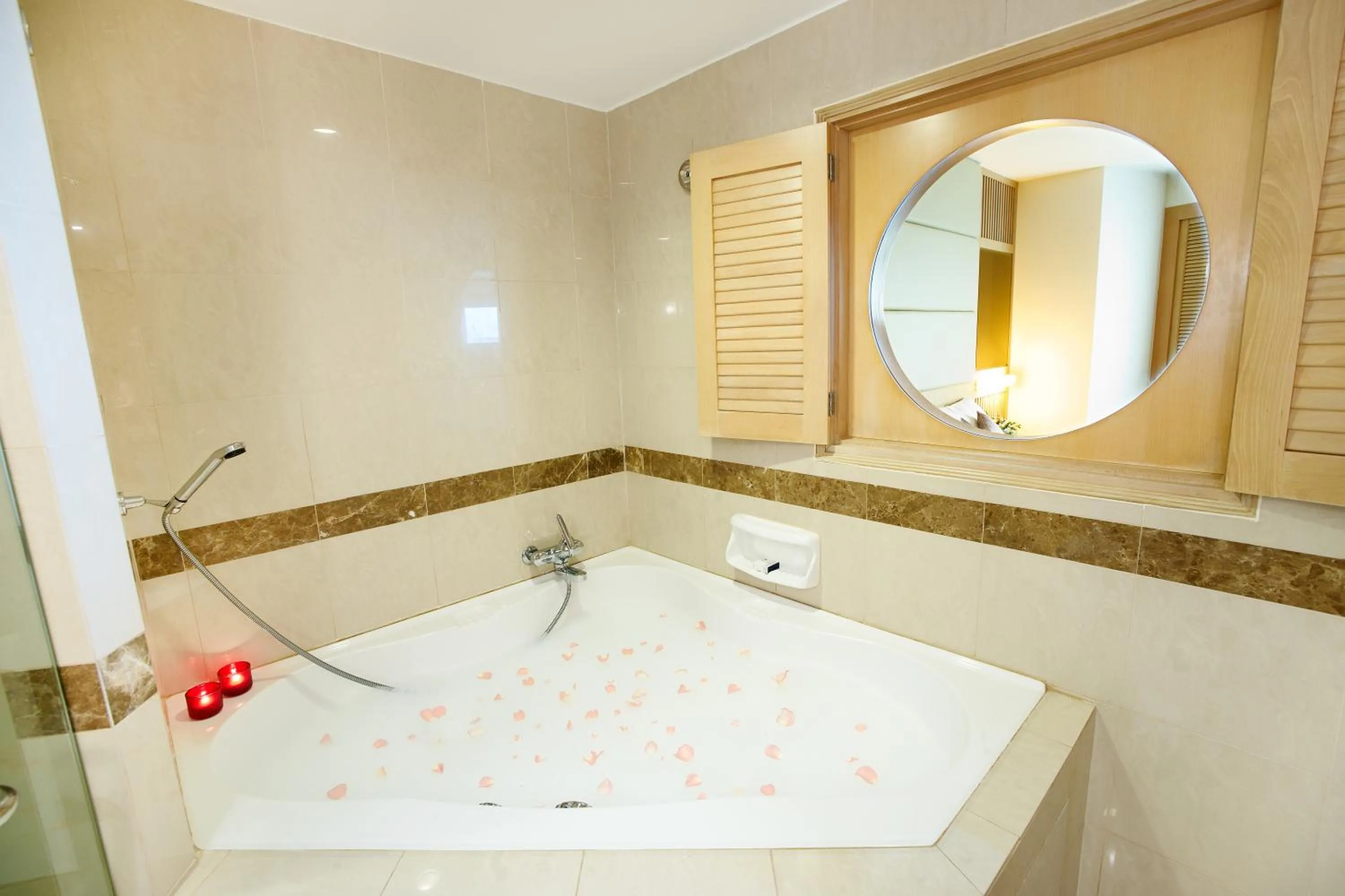 Bath in Republic of Singapore Yacht Club