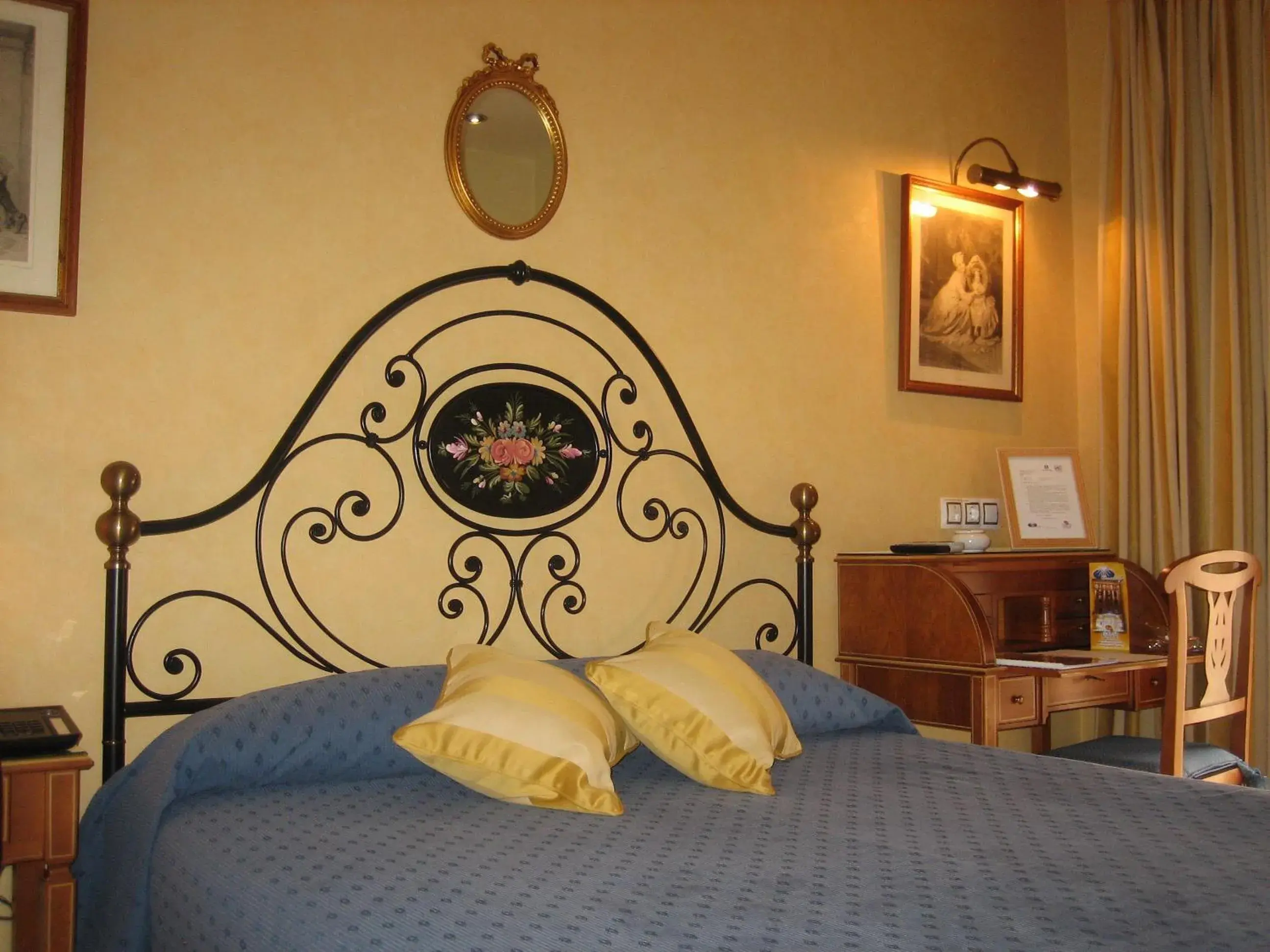 Double Queen Room - single occupancy in Hotel Santiago Double Queen Room - single occupancy in Hotel Santiago