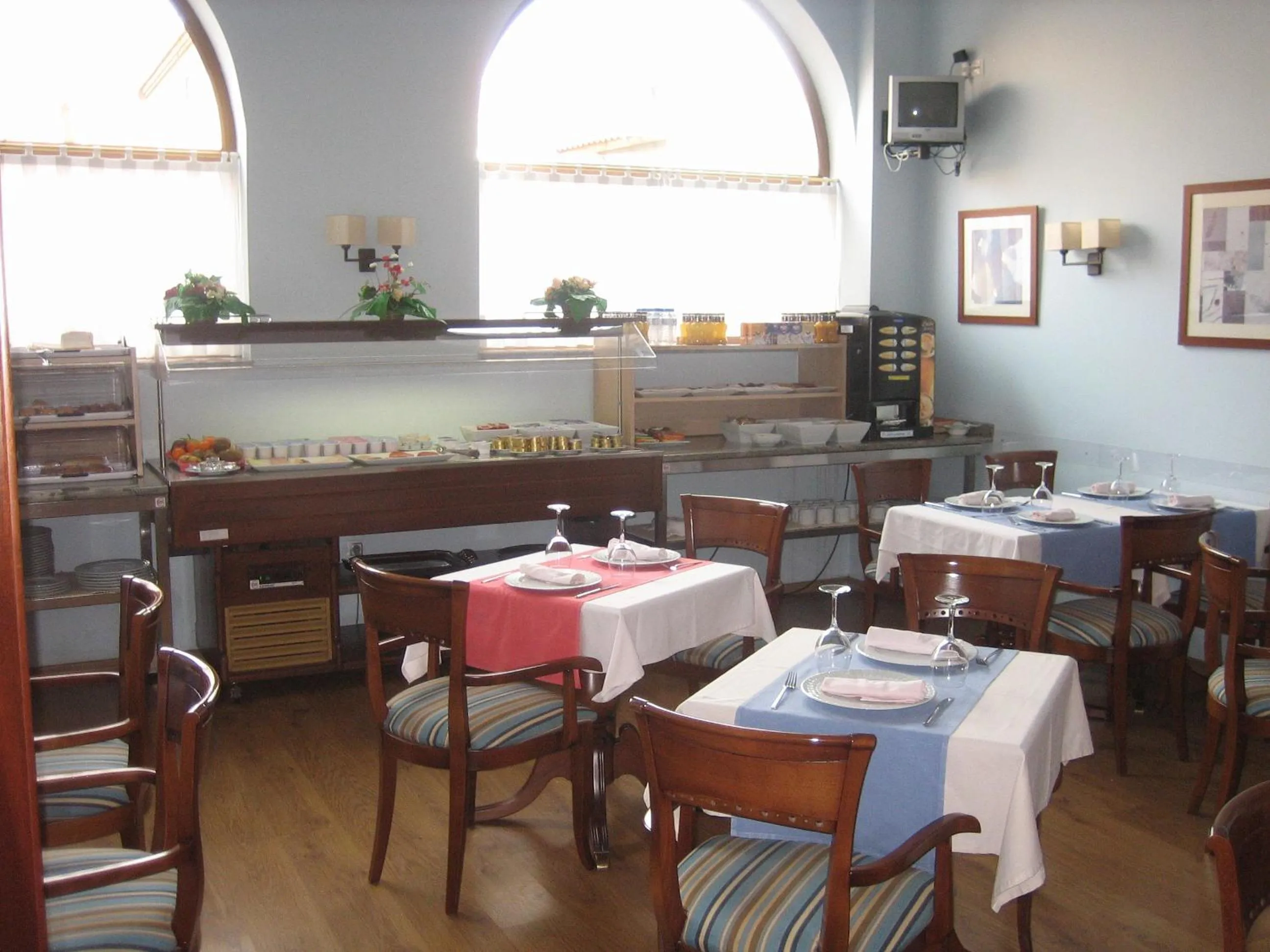 Restaurant/places to eat in Hotel Santiago