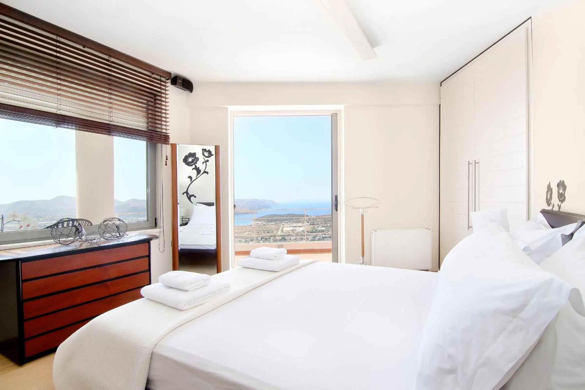 Toilet, Bed in Villa TakeOff Saronida