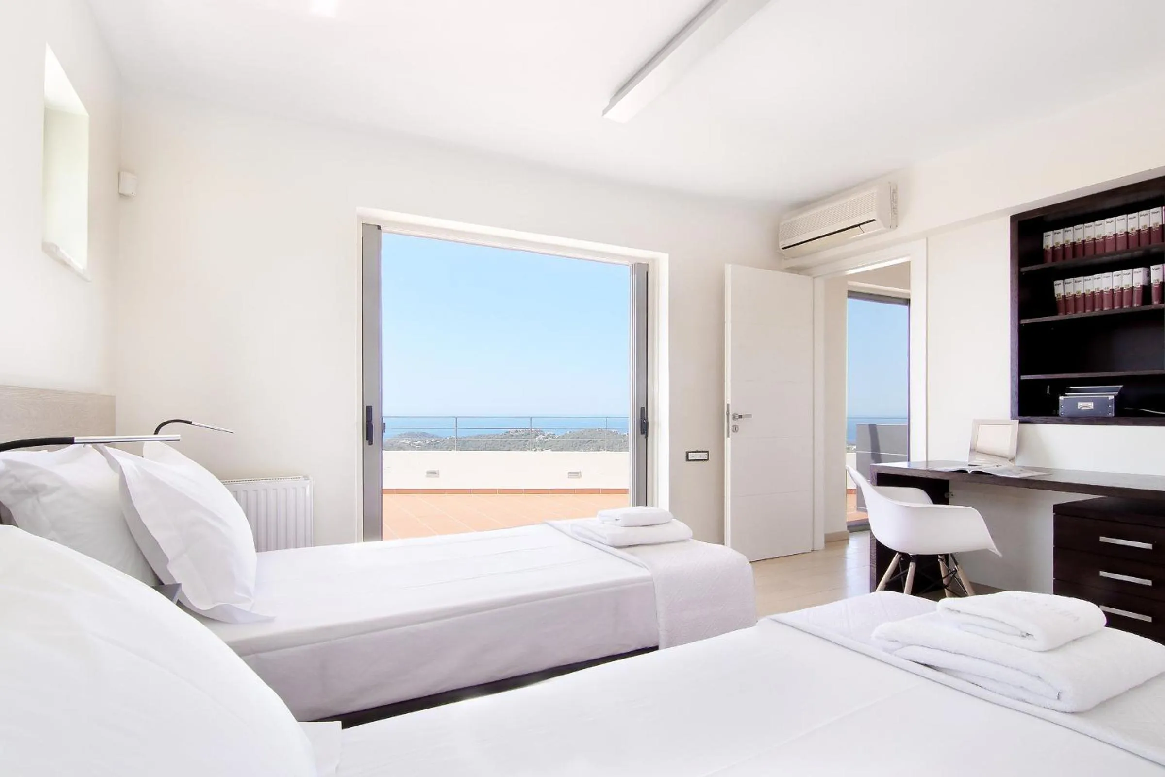 TV and multimedia, Bed in Villa TakeOff Saronida