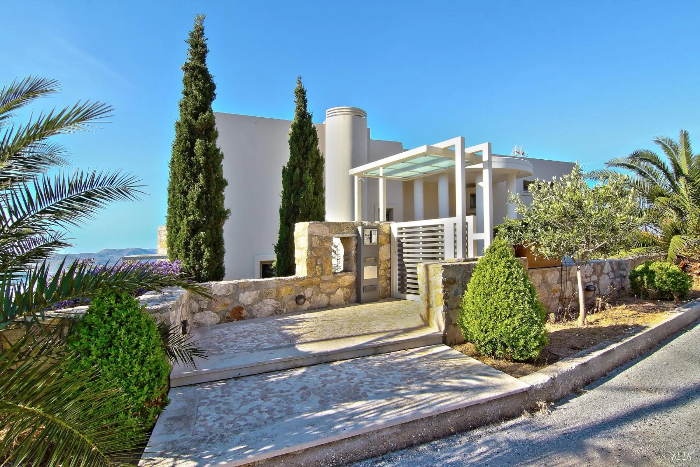 Property building in Villa TakeOff Saronida