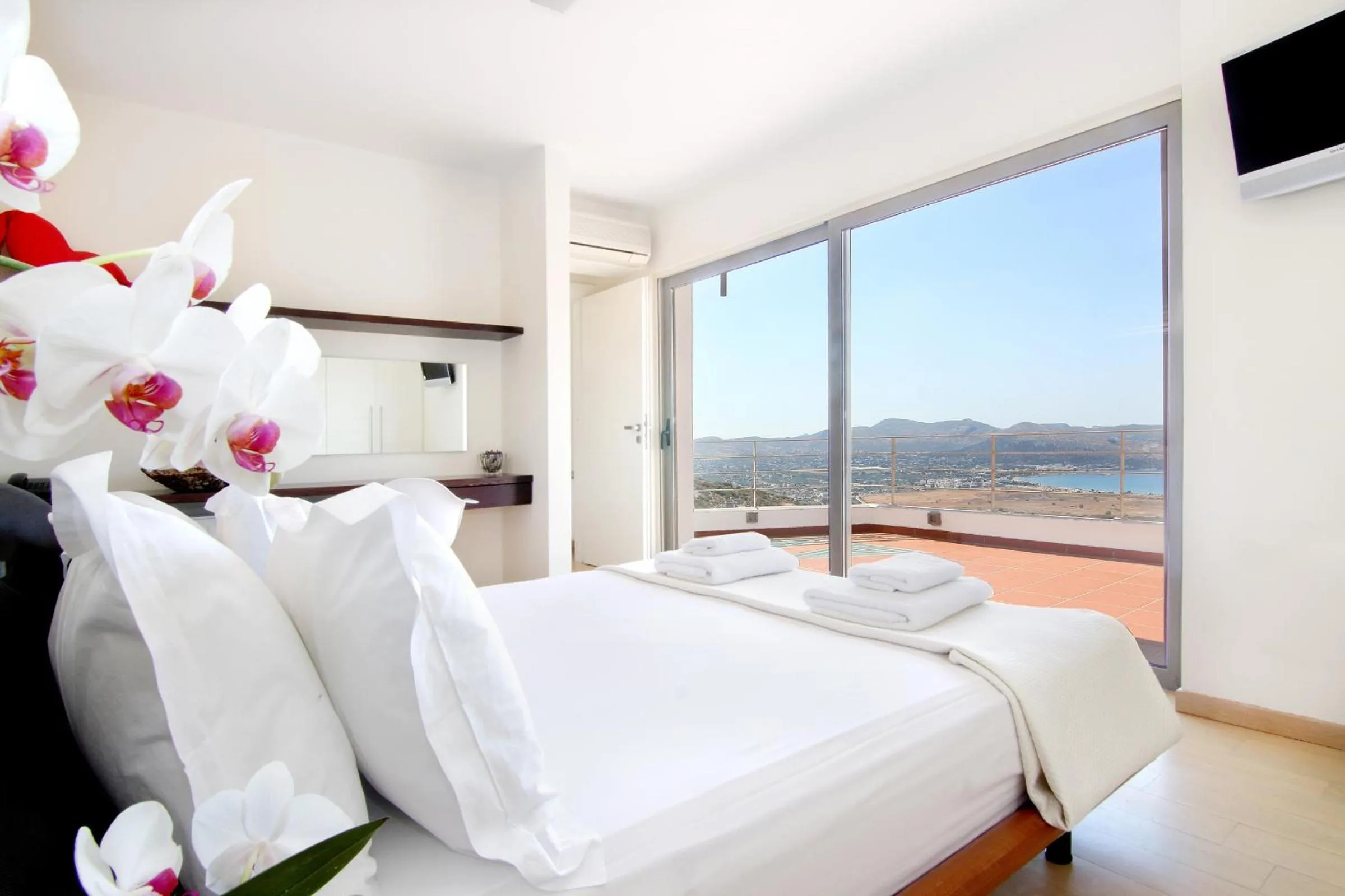 Toilet, Bed in Villa TakeOff Saronida