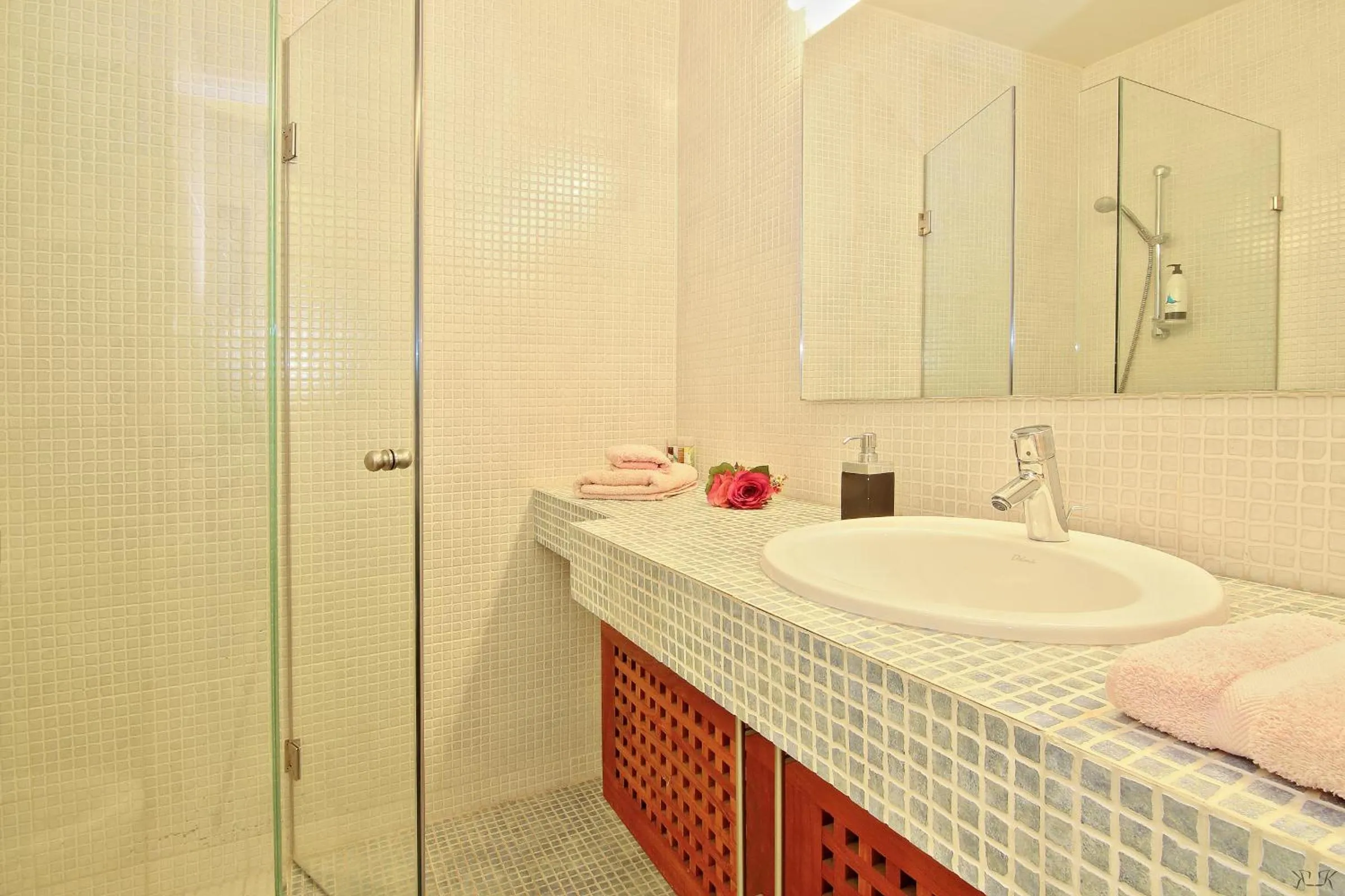 Shower in Villa TakeOff Saronida