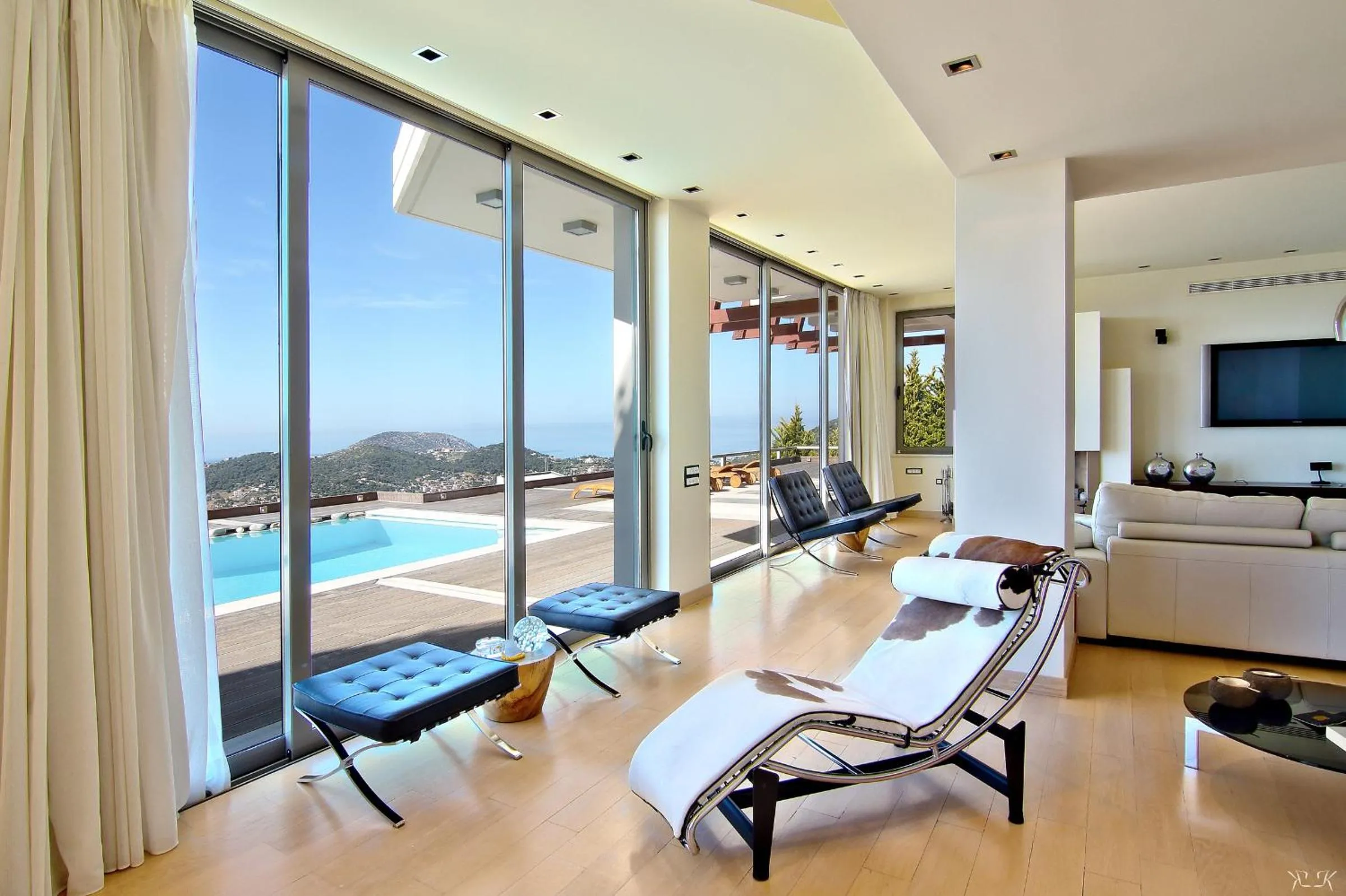 TV and multimedia in Villa TakeOff Saronida