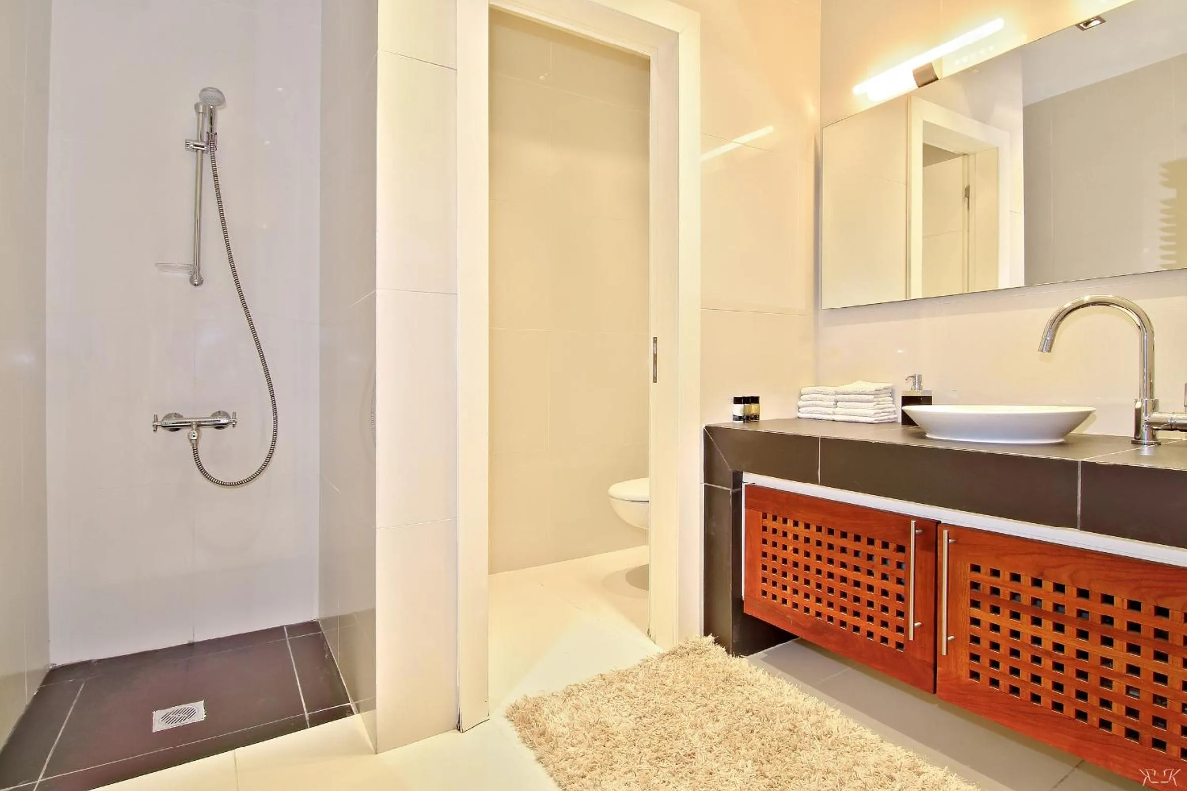 Shower in Villa TakeOff Saronida