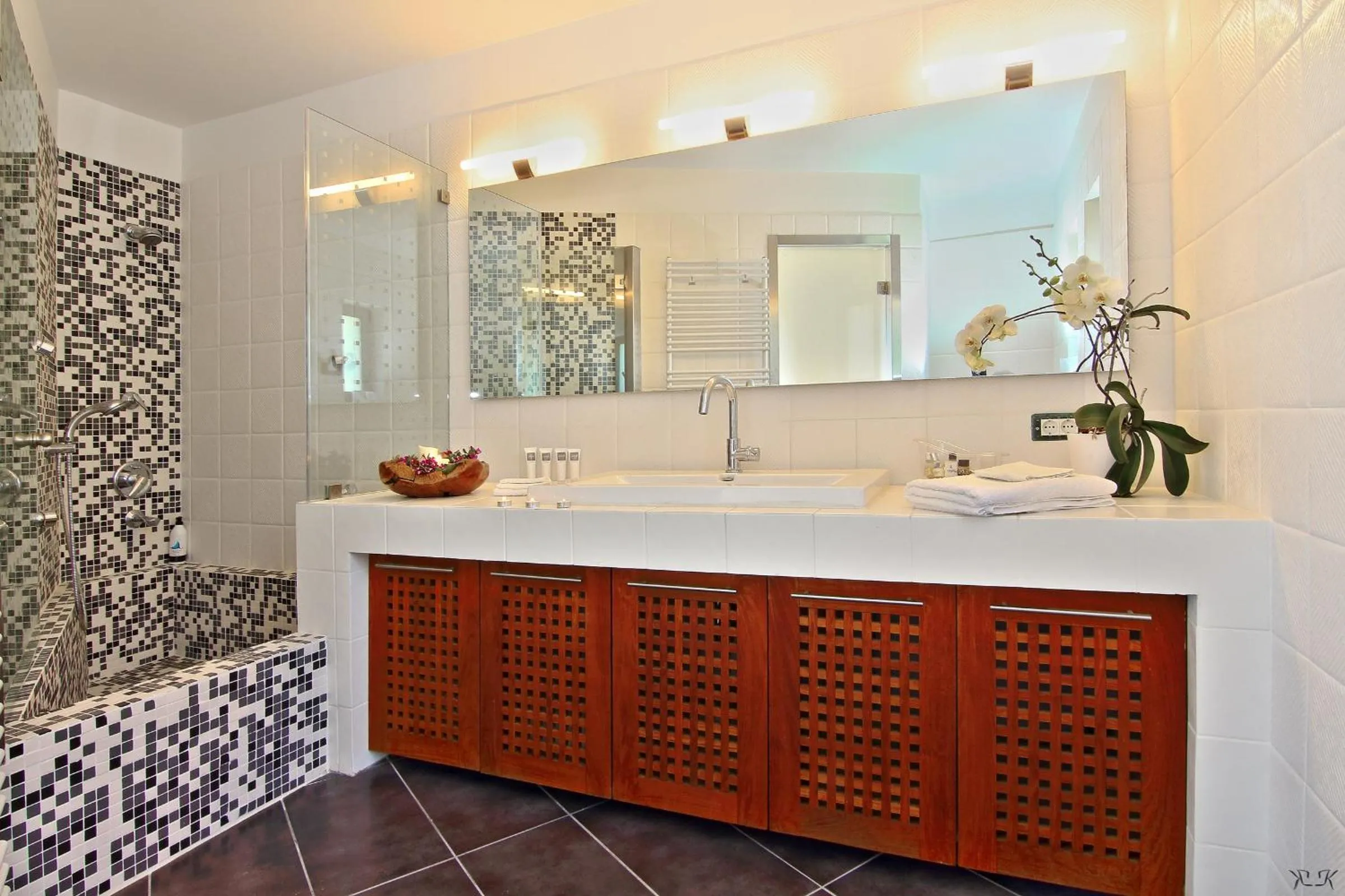 Shower in Villa TakeOff Saronida
