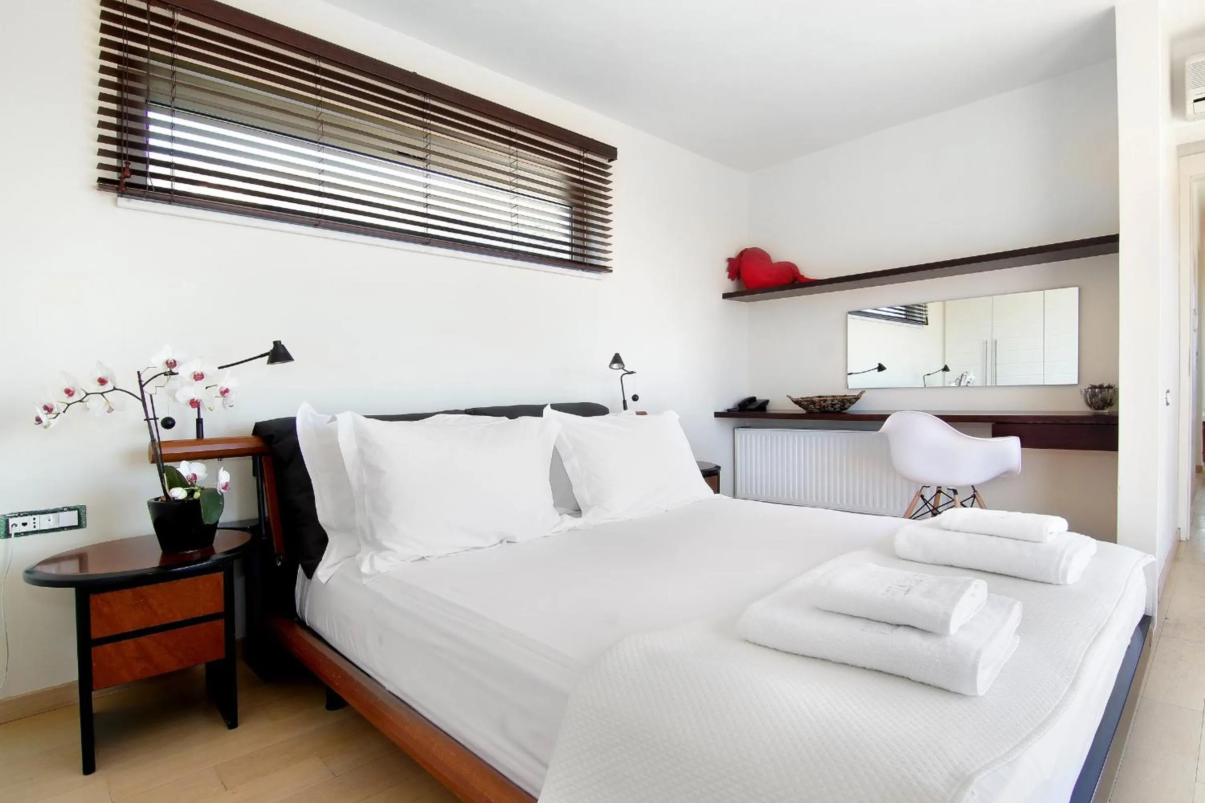 Toilet, Bed in Villa TakeOff Saronida