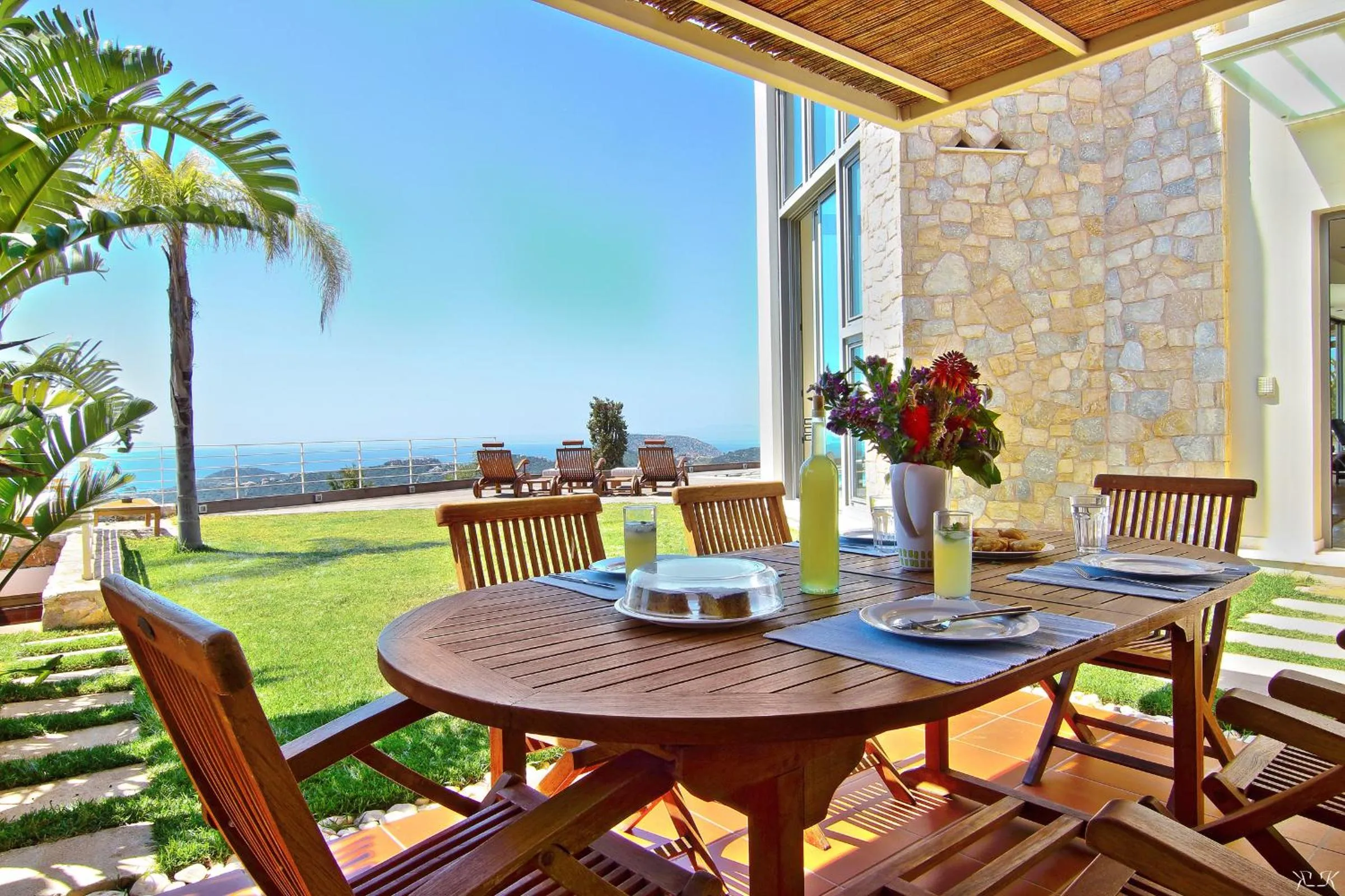 BBQ facilities in Villa TakeOff Saronida