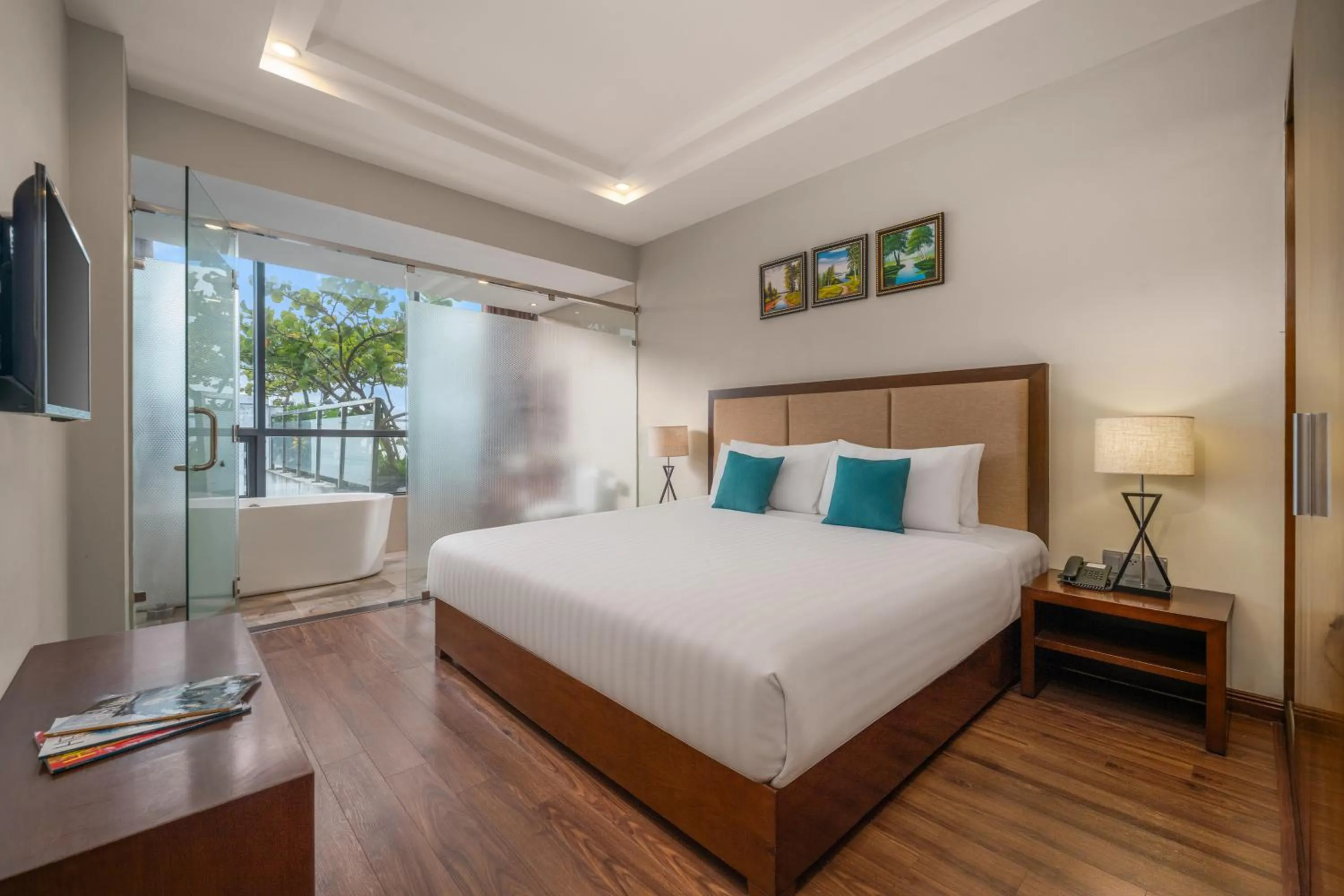 Communal lounge/ TV room, Bed in Avatar Danang Hotel