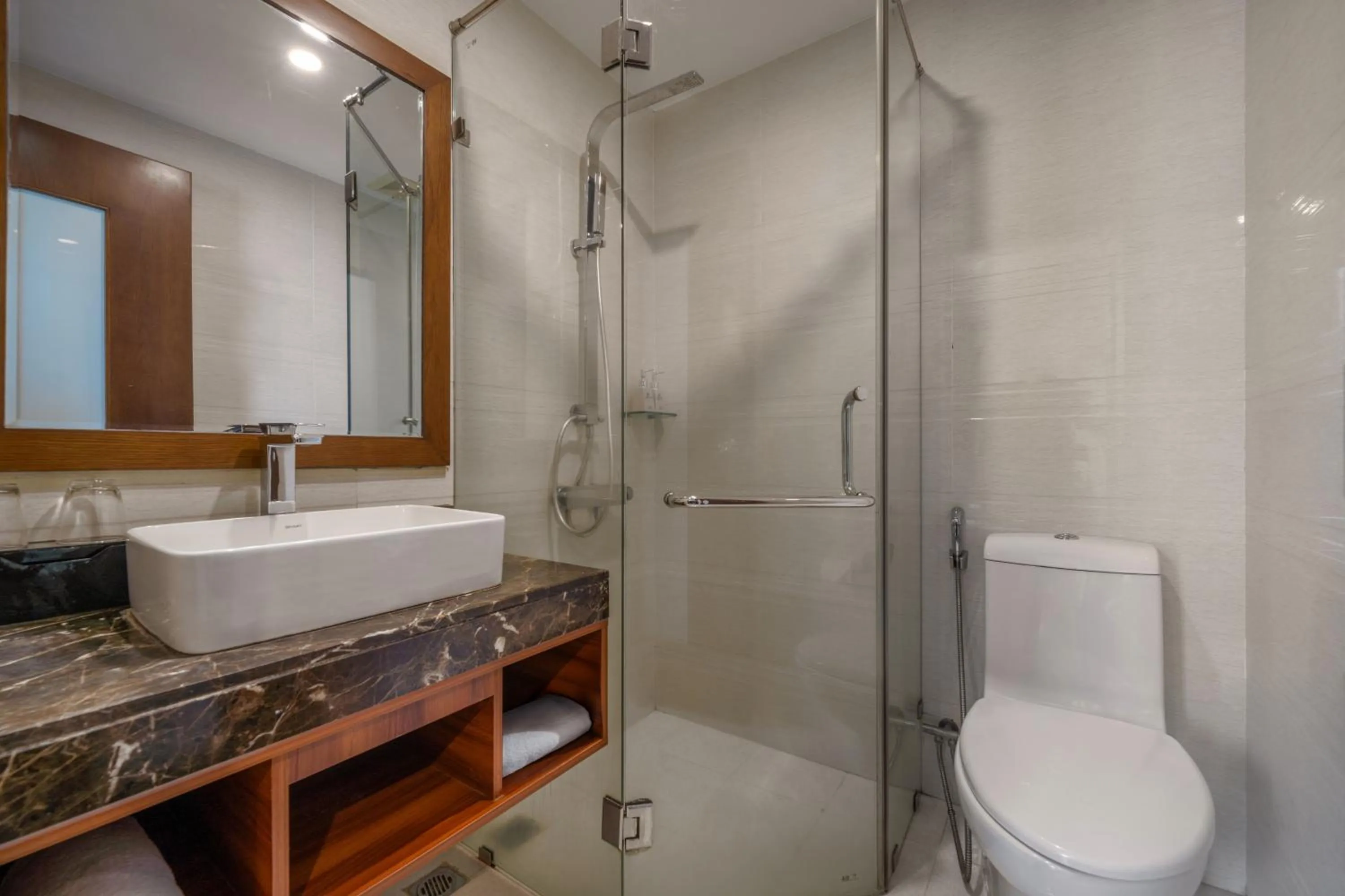 Toilet in Avatar Danang Hotel