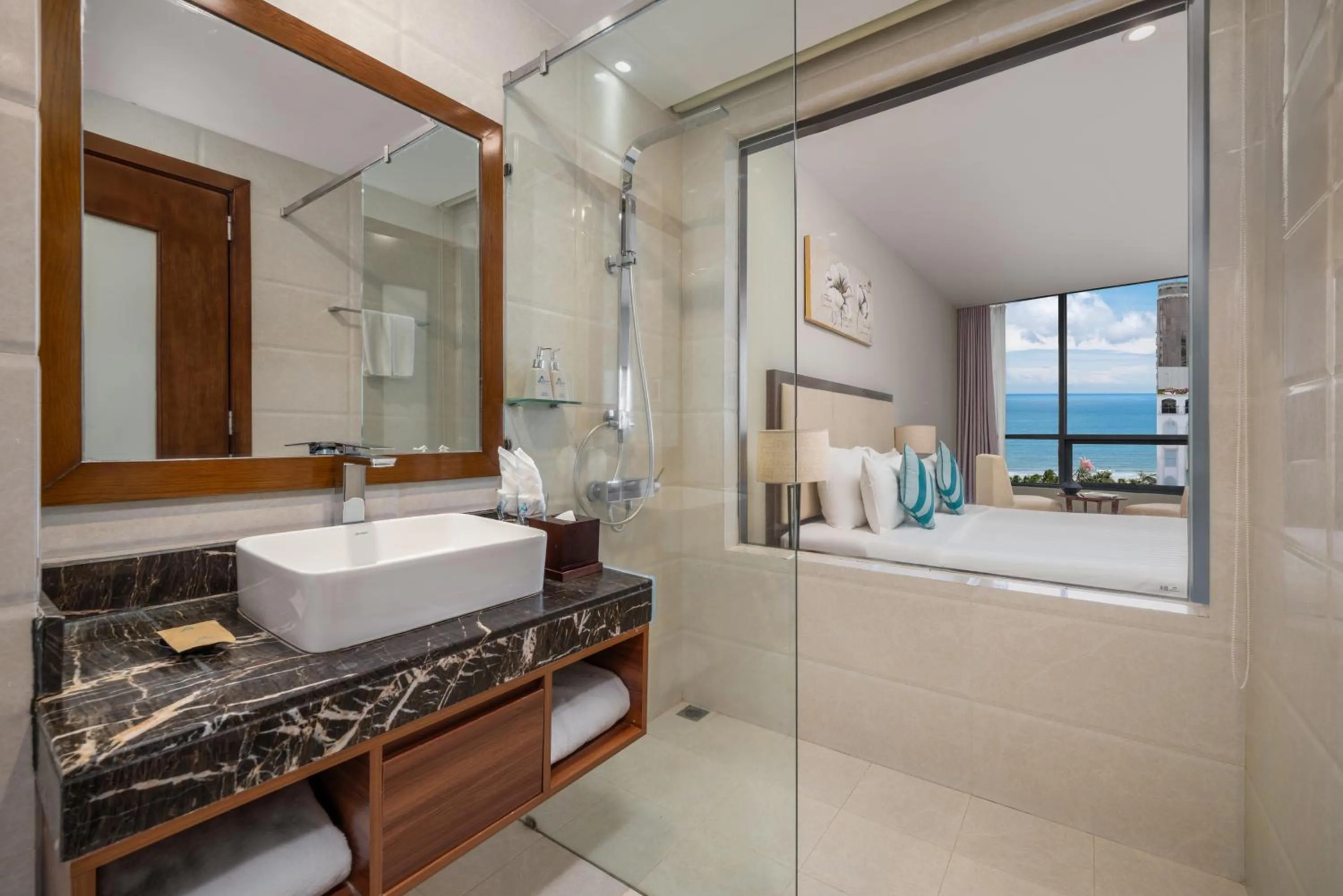 Shower in Avatar Danang Hotel