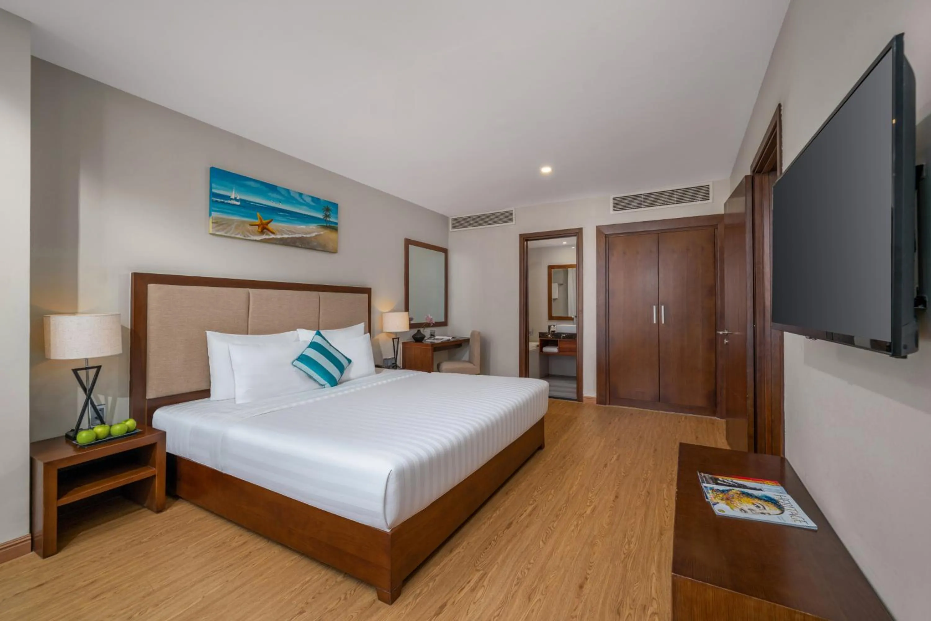 Communal lounge/ TV room, Bed in Avatar Danang Hotel