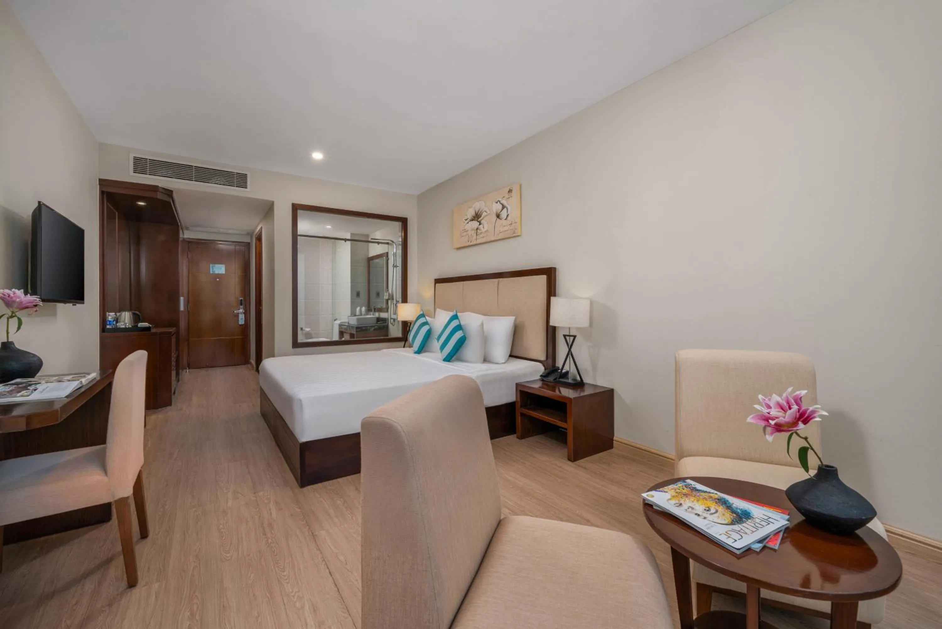 Communal lounge/ TV room, Bed in Avatar Danang Hotel