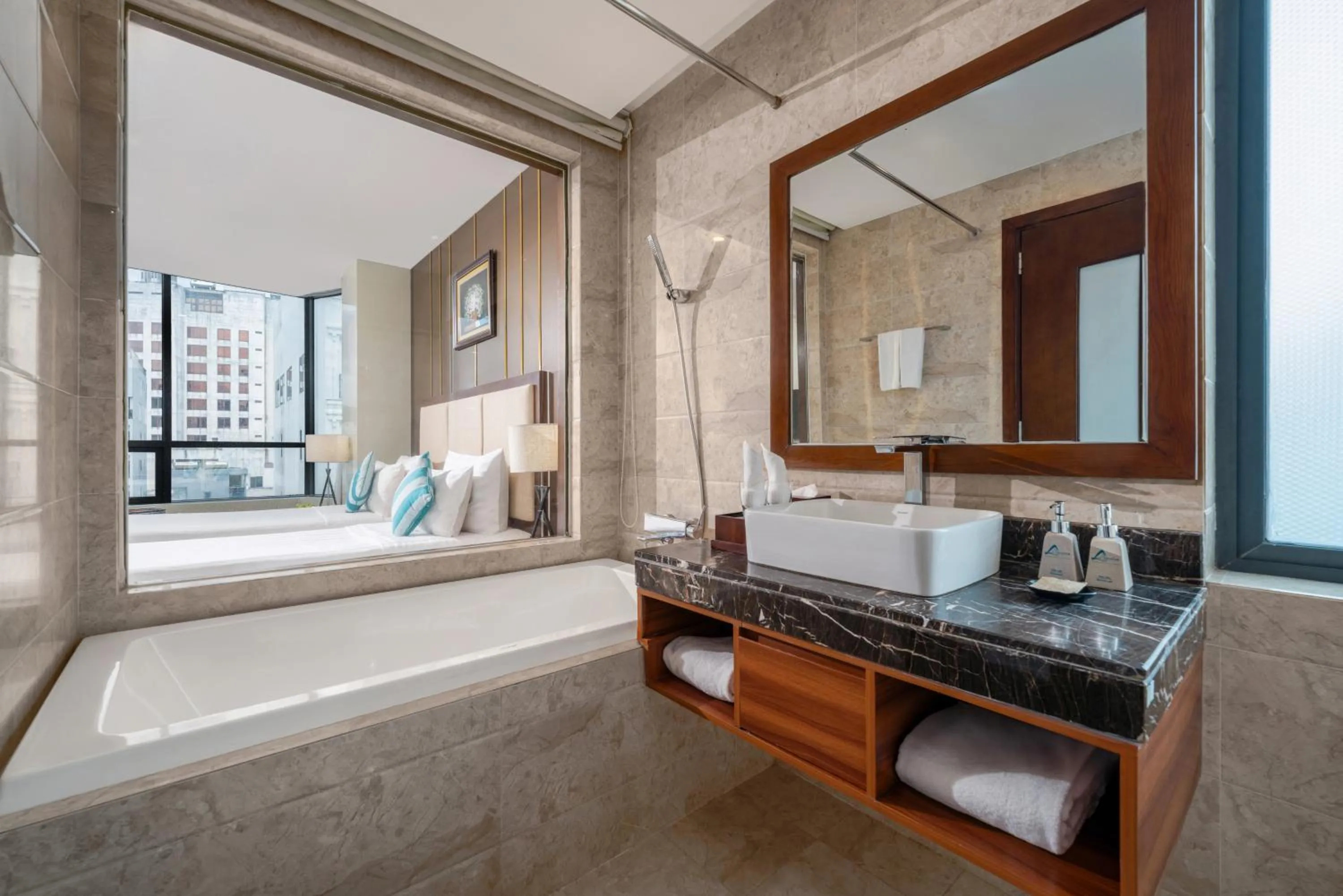 Hot Tub, Bed in Avatar Danang Hotel