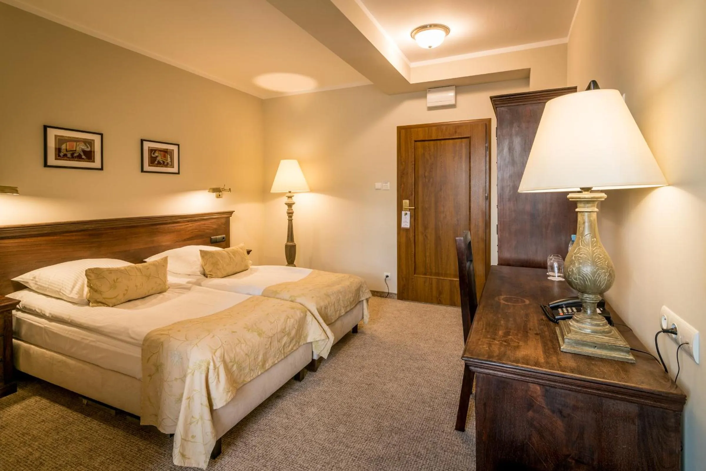 Photo of the whole room, Bed in Orient Palace