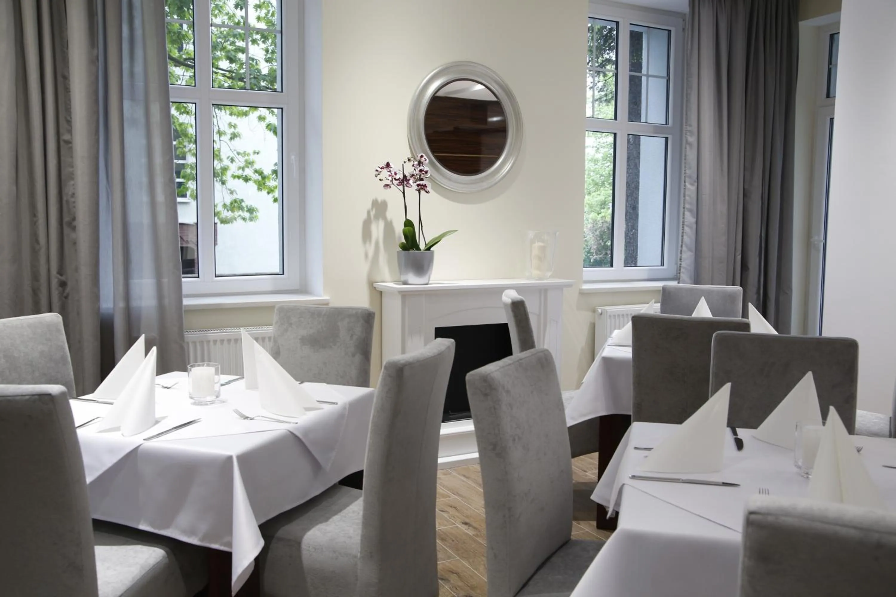 Communal lounge/ TV room in Hotel Chopin Bydgoszcz