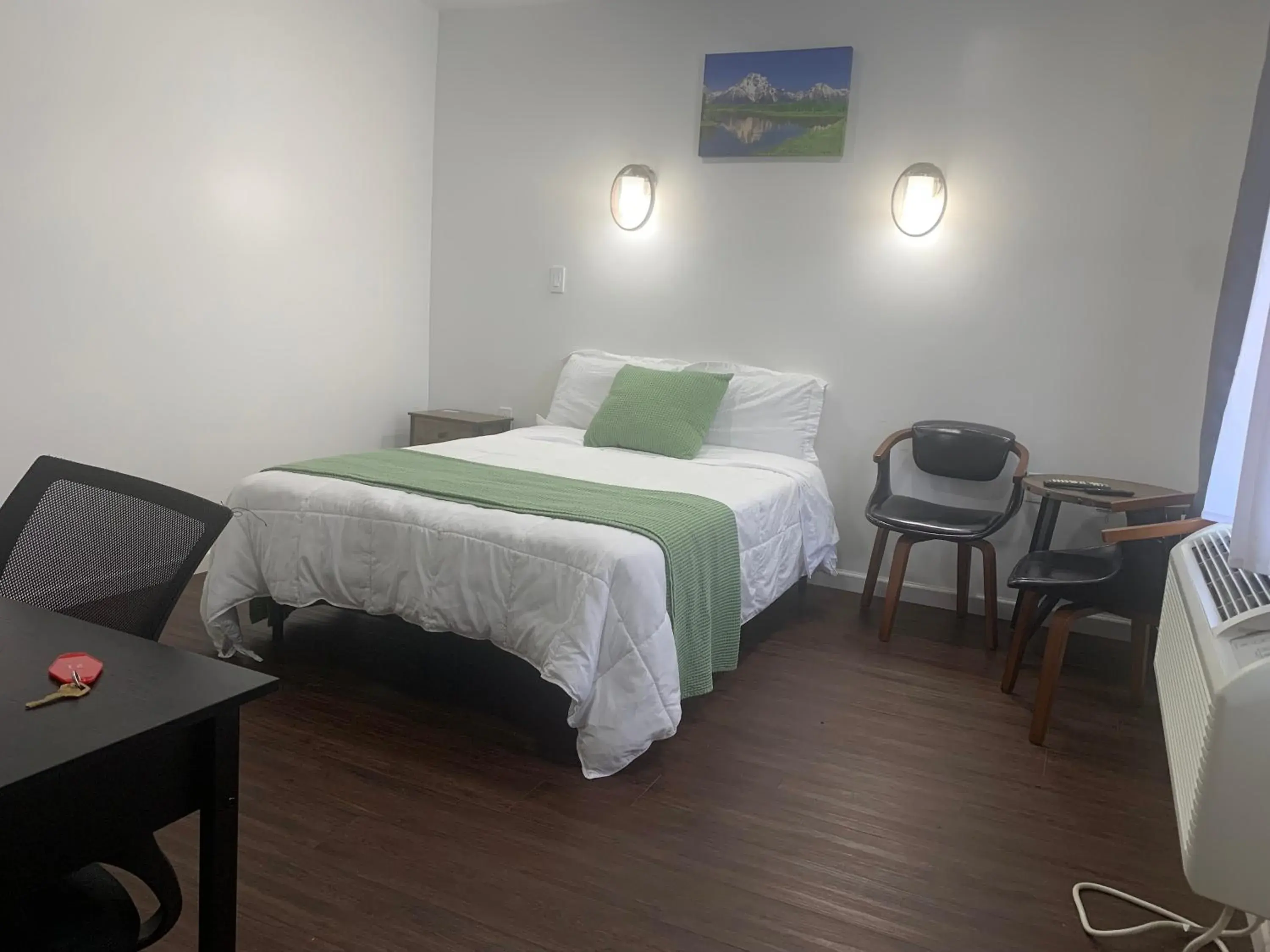 Large Single Room in Gatehouse Motel Large Single Room in Gatehouse Motel