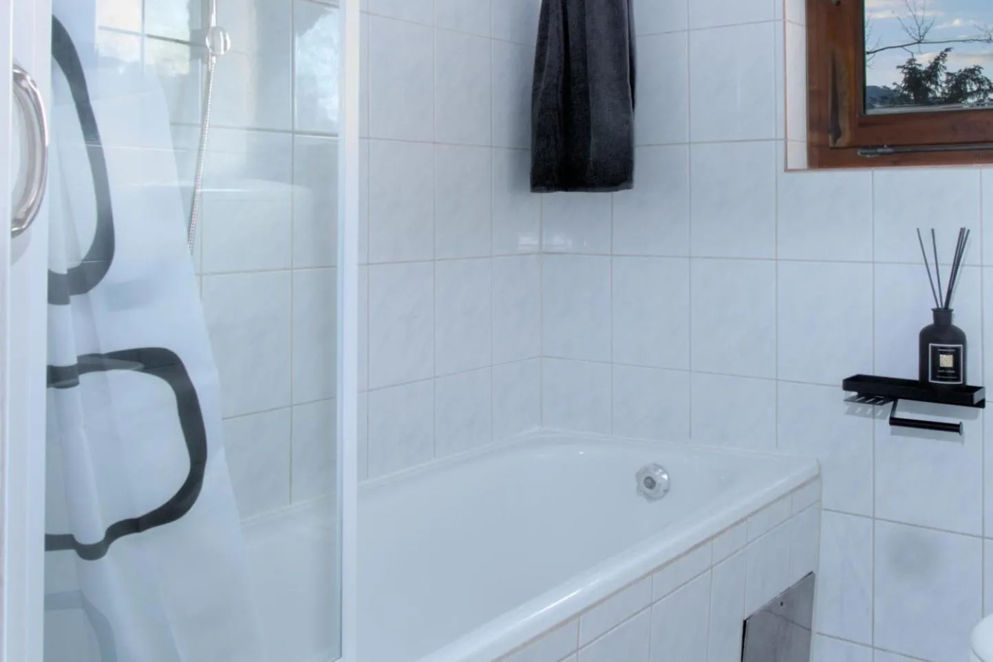 Shower in Apartment - Sleeps 3 - Balcony - Garden