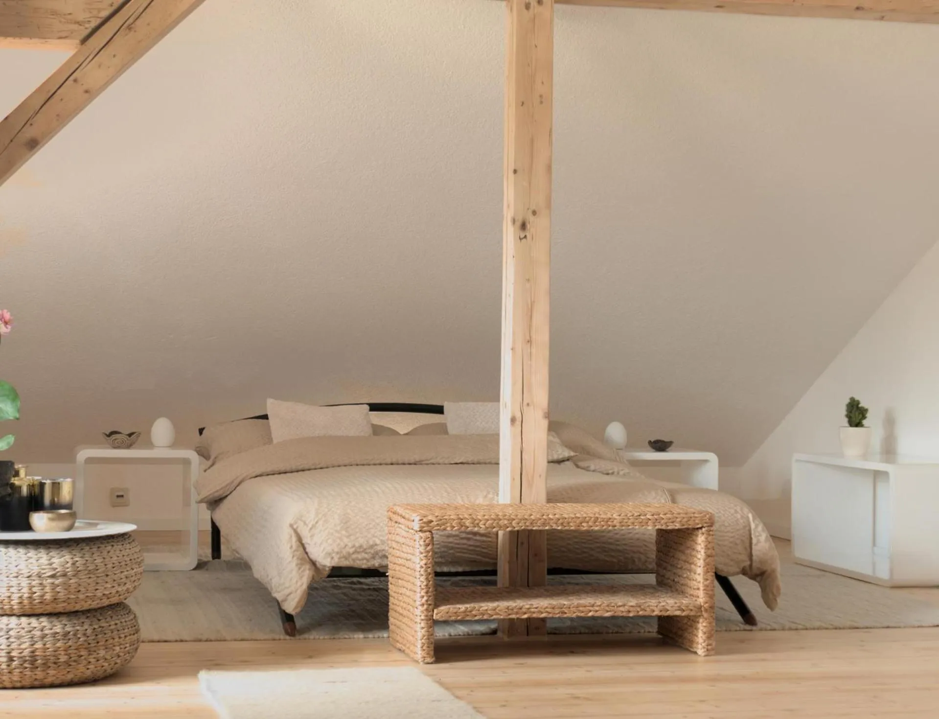 Bed in Apartment - Sleeps 3 - Balcony - Garden