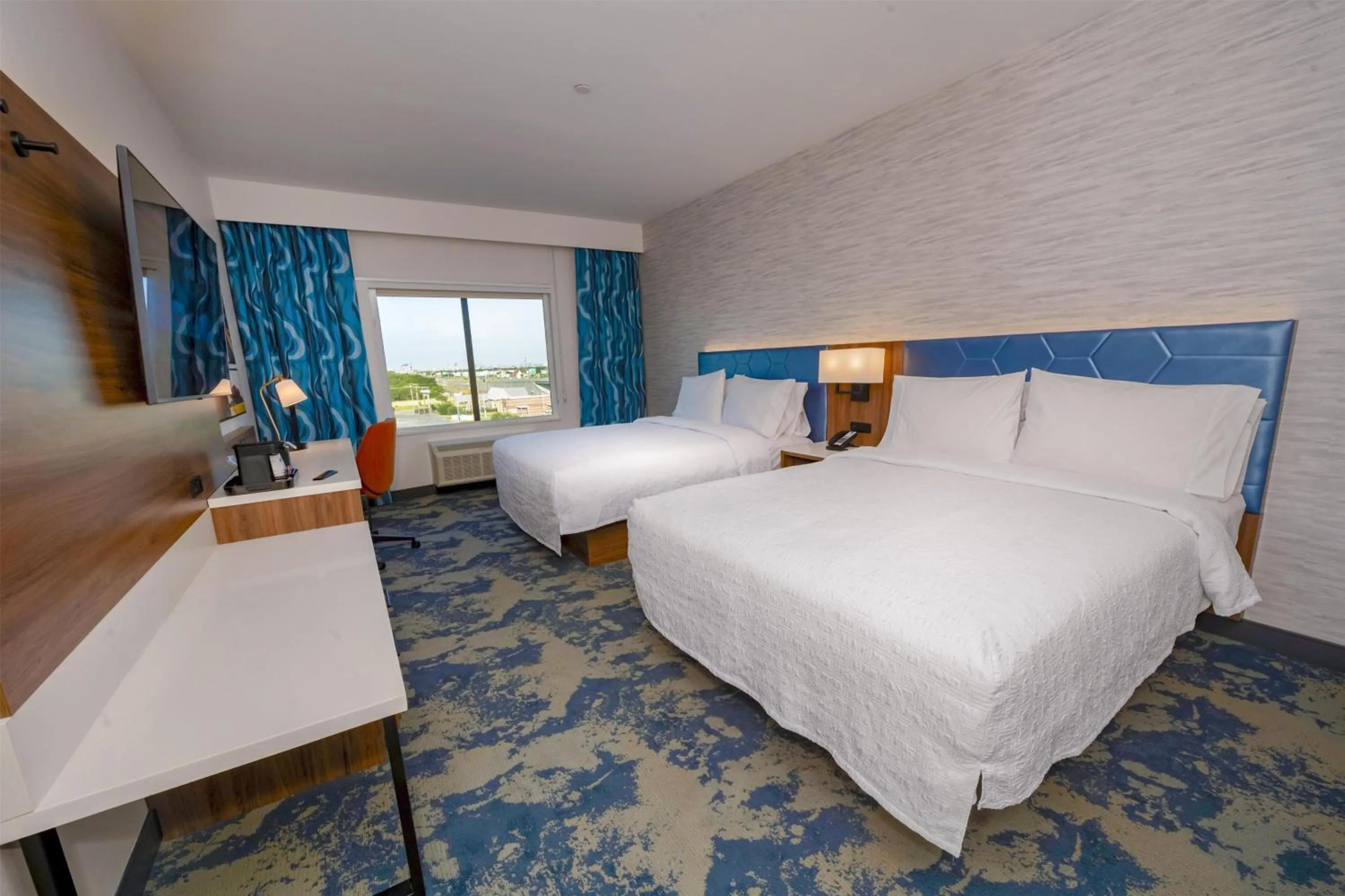 Bed in Hampton Inn & Suites Irving Hwy 183