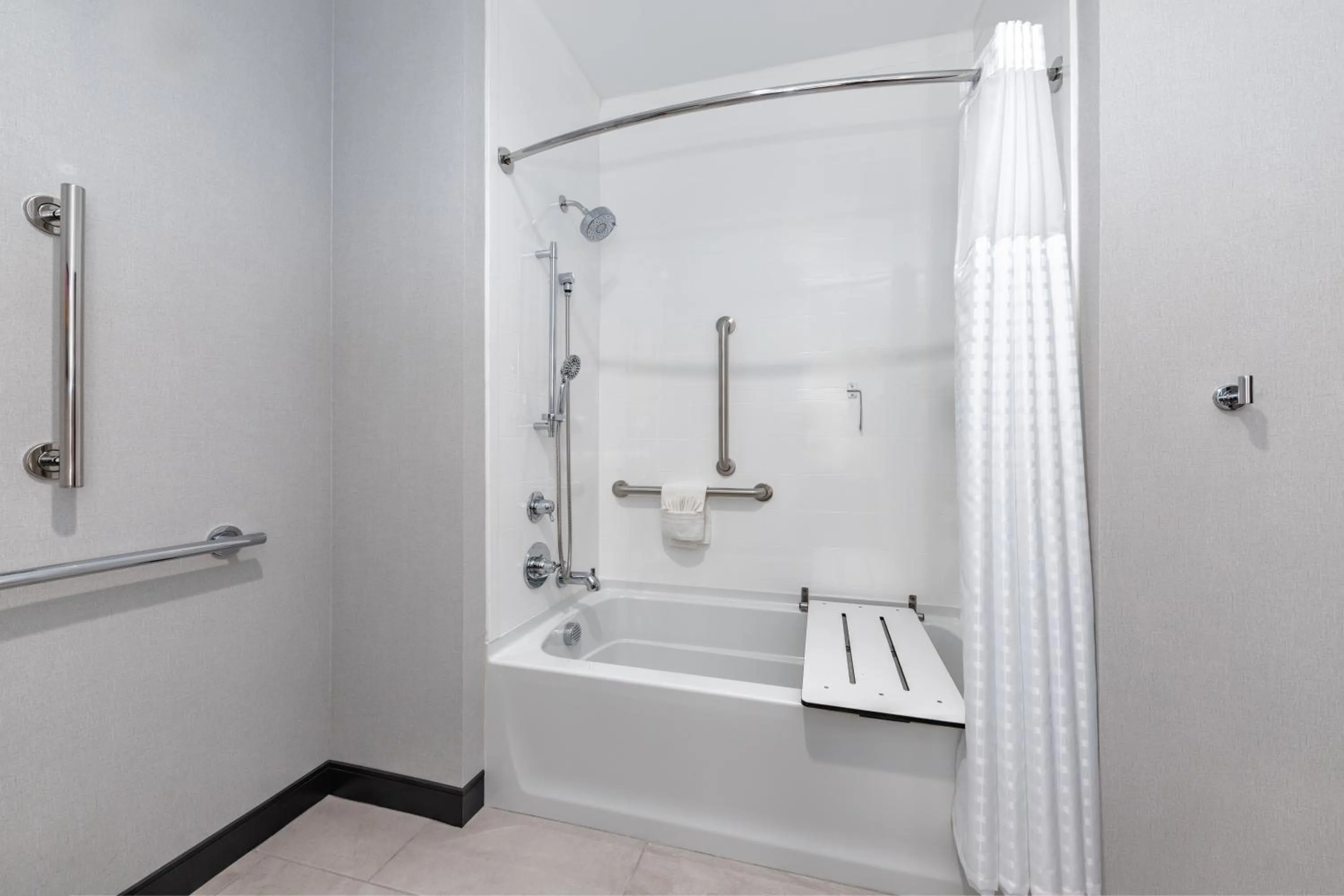 Bath in Hampton Inn & Suites Irving Hwy 183