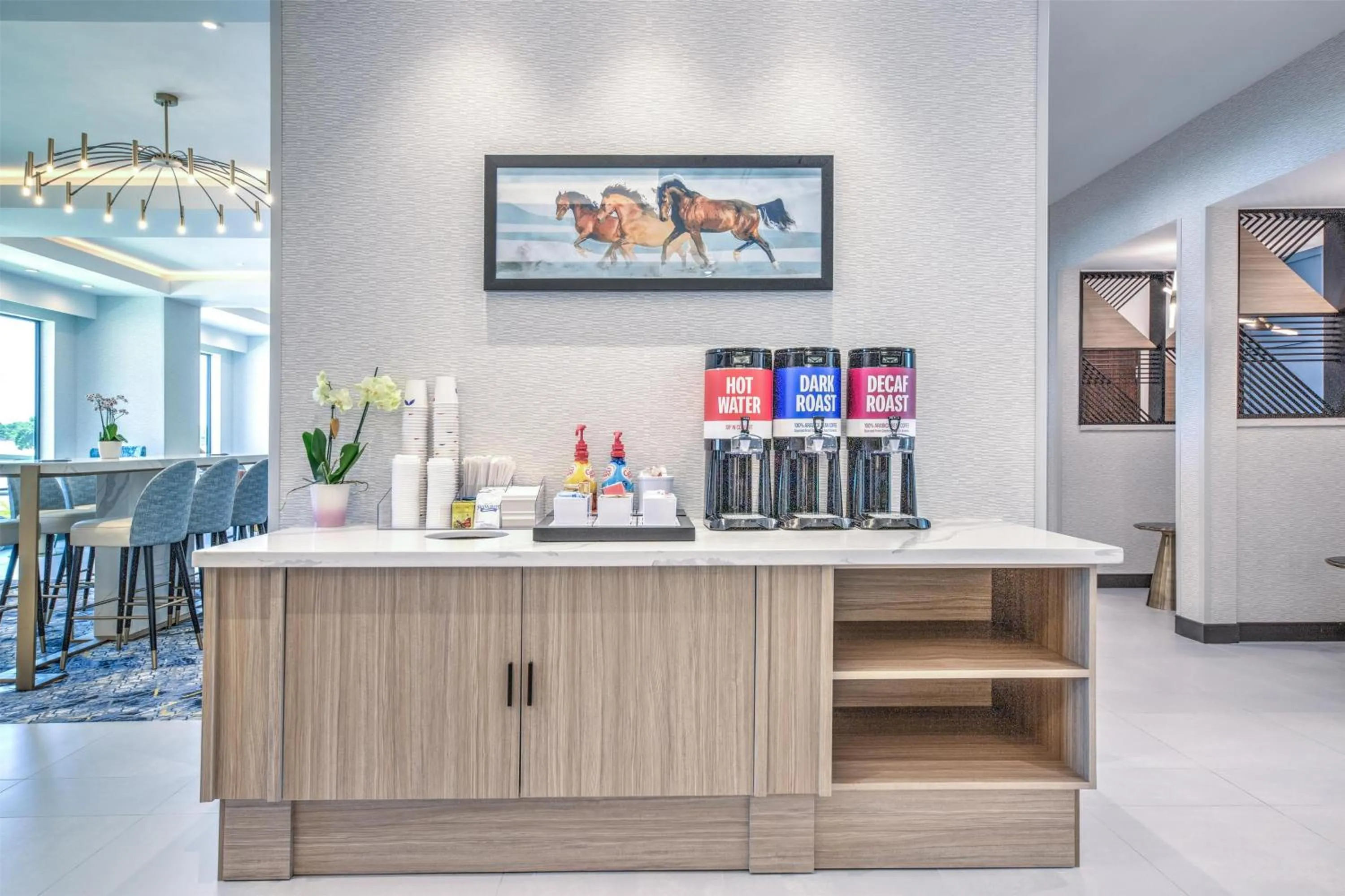 Dining area in Hampton Inn & Suites Irving Hwy 183