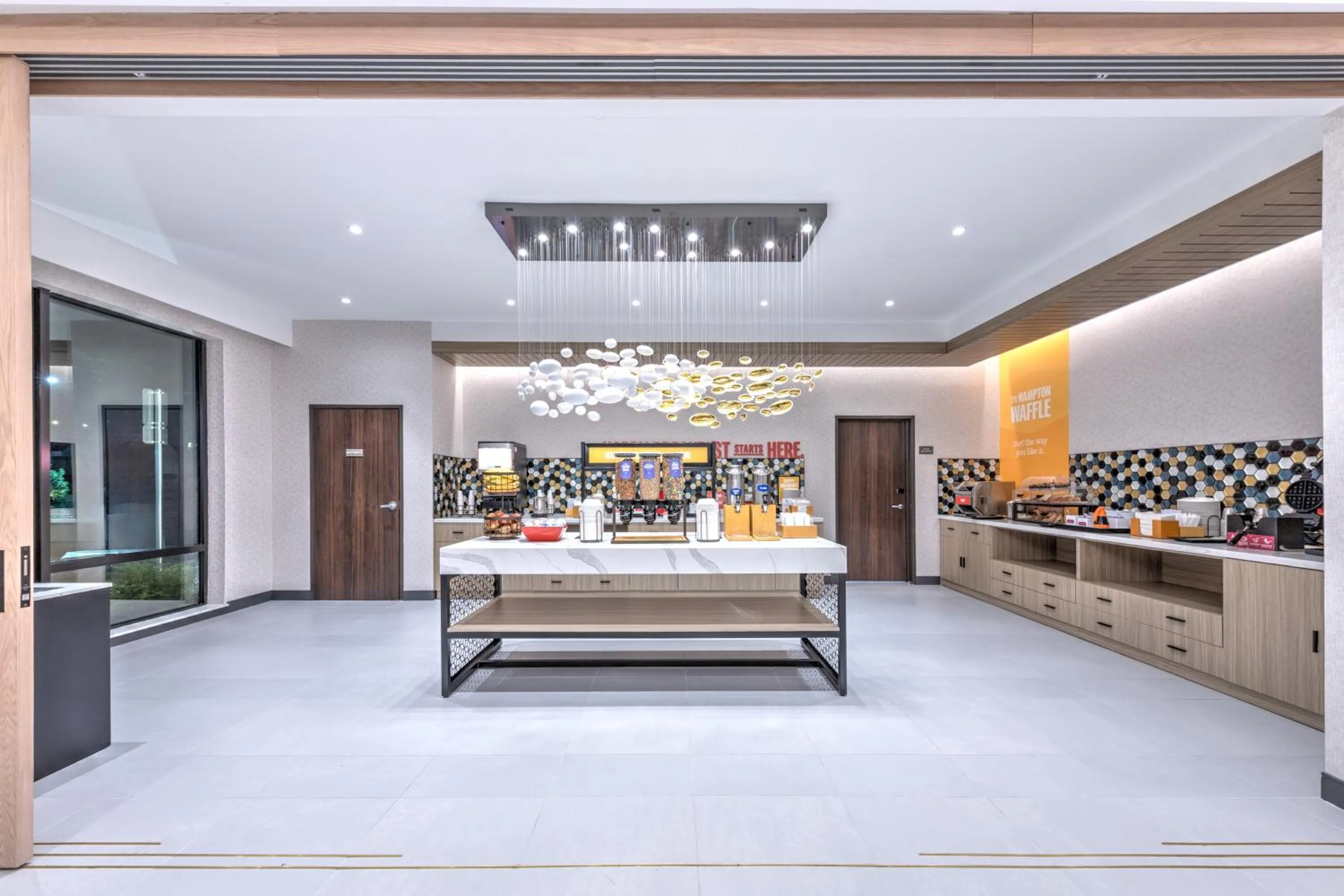 Food and drinks in Hampton Inn & Suites Irving Hwy 183