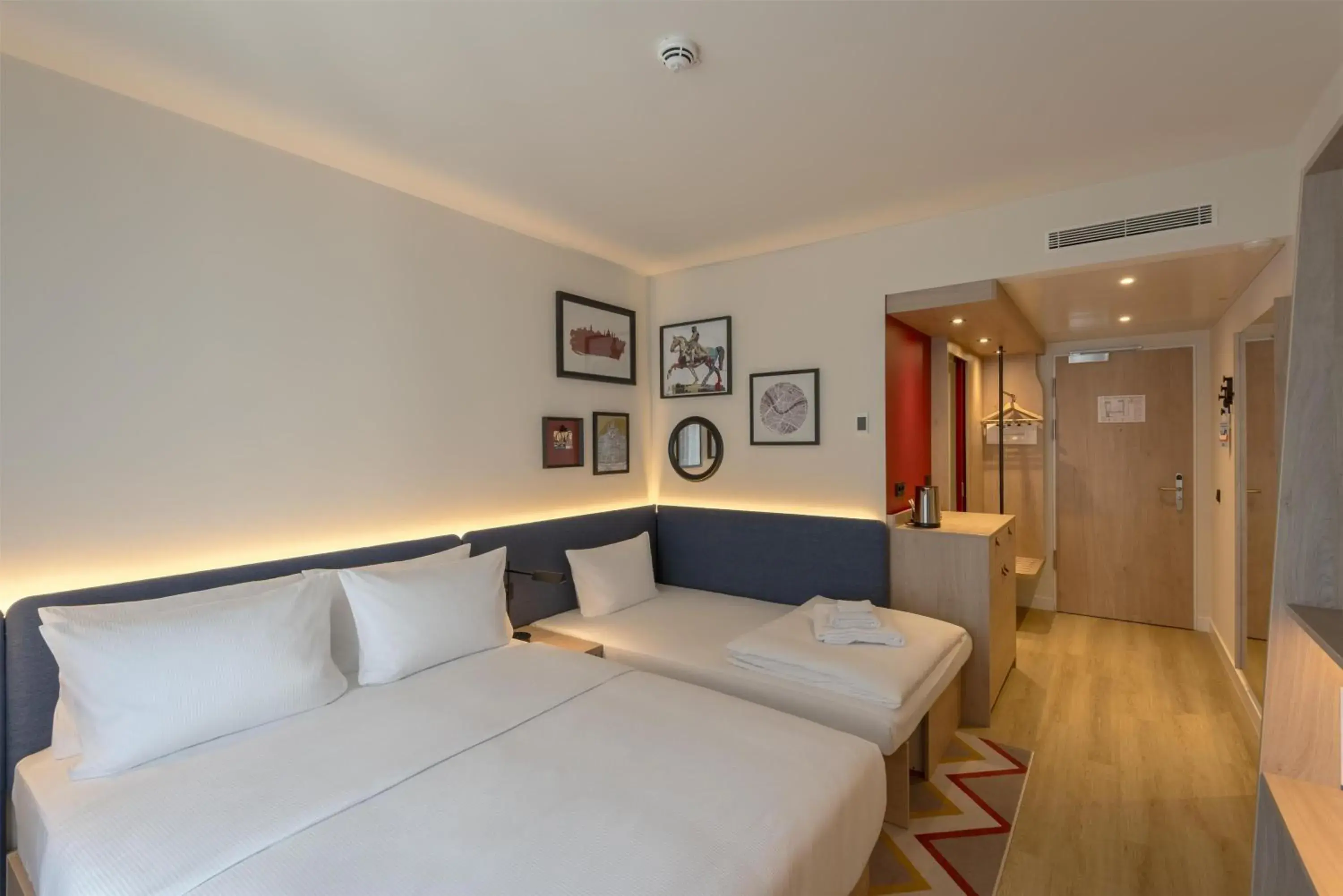 Living room, Bed in Hampton By Hilton Dresden City Centre Living room, Bed in Hampton By Hilton Dresden City Centre