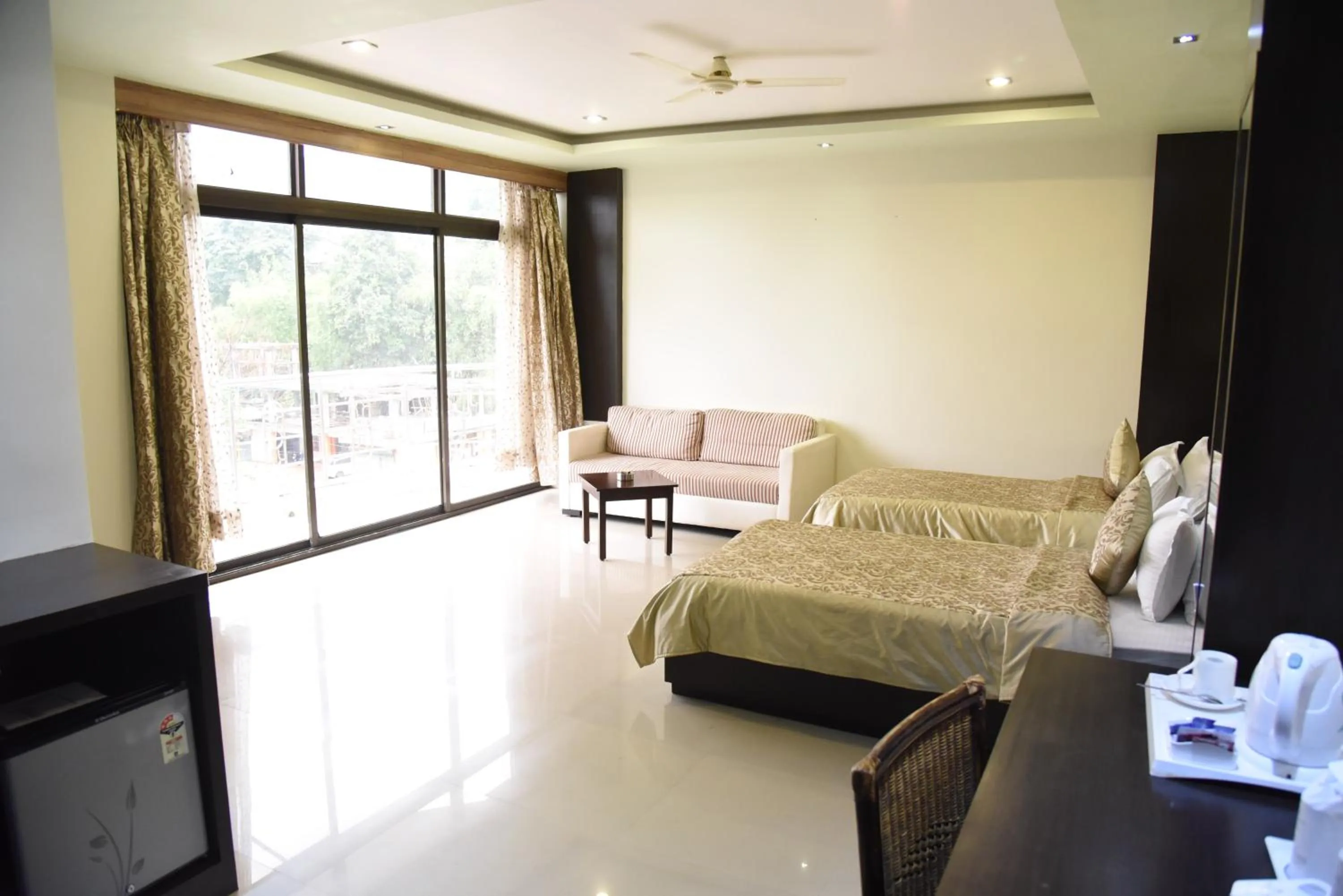 Communal lounge/ TV room in Hotel Pybss