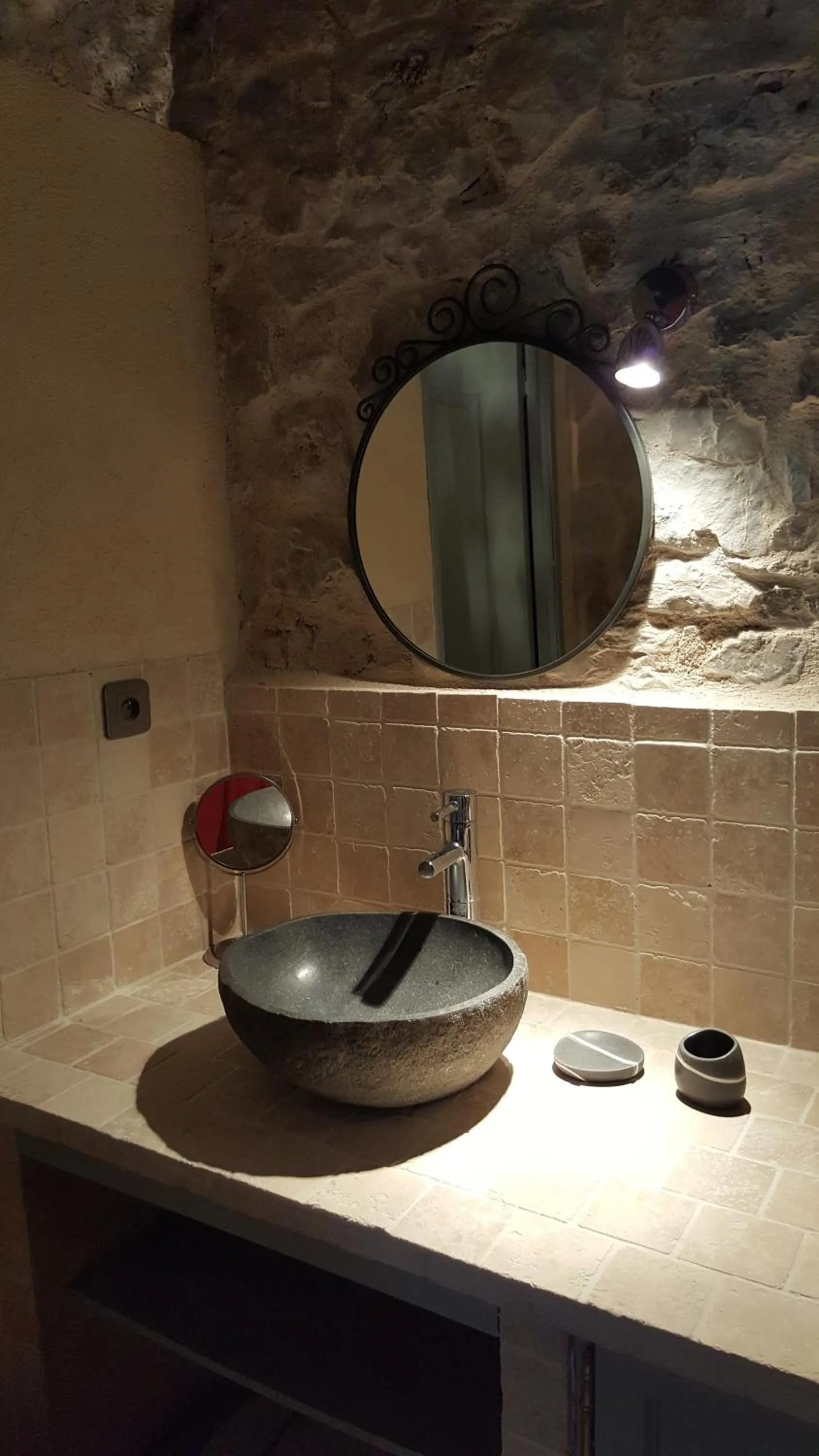 Bathroom in Le Donjon des Combes et son Spa