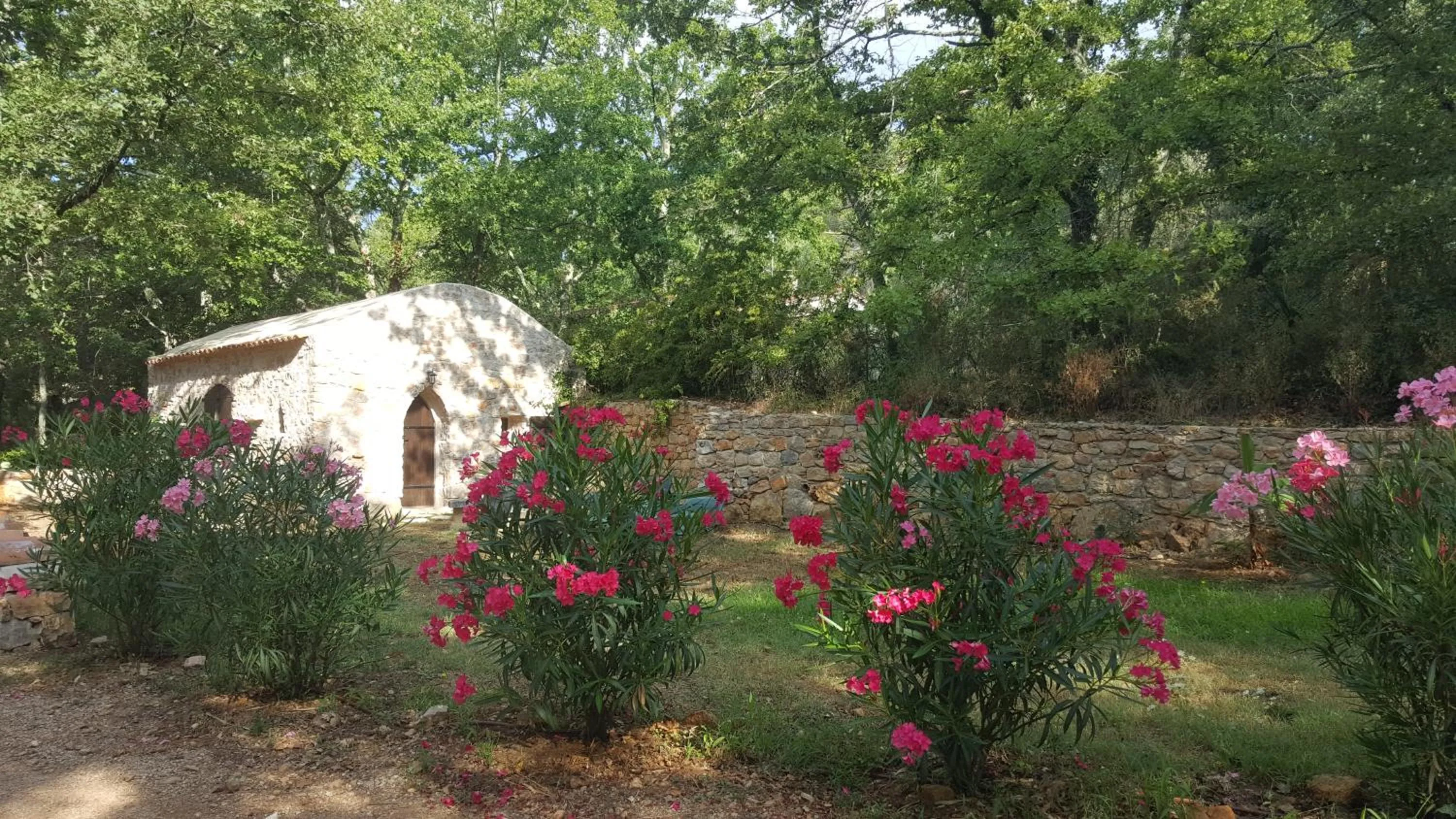 Facade/entrance in Le Donjon des Combes et son Spa
