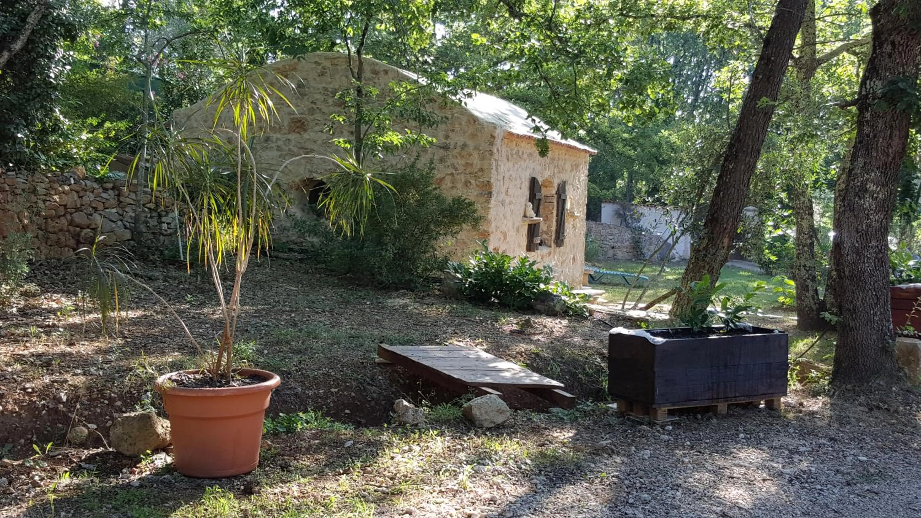 Garden view in Le Donjon des Combes et son Spa
