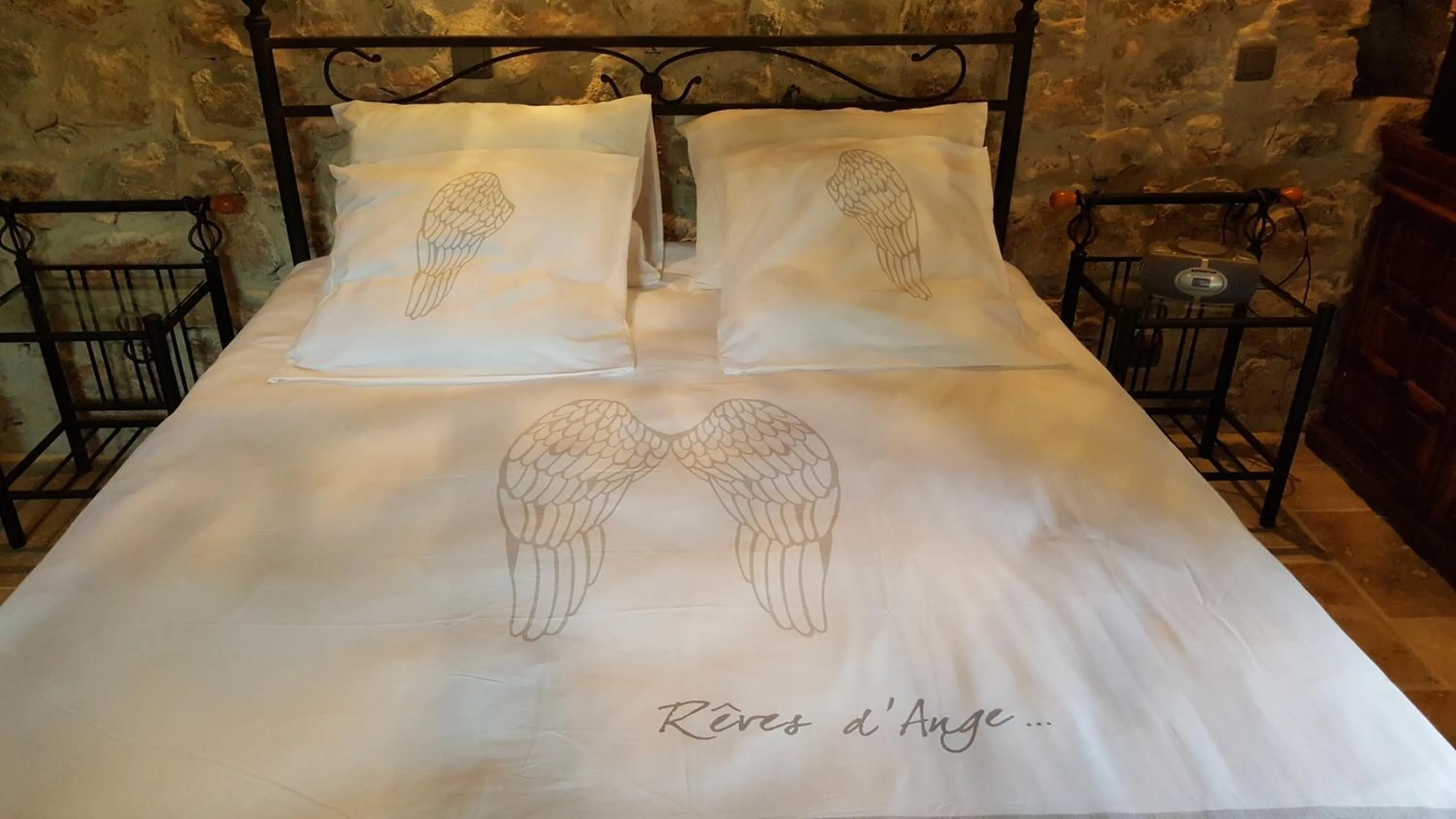 Bed in Le Donjon des Combes et son Spa