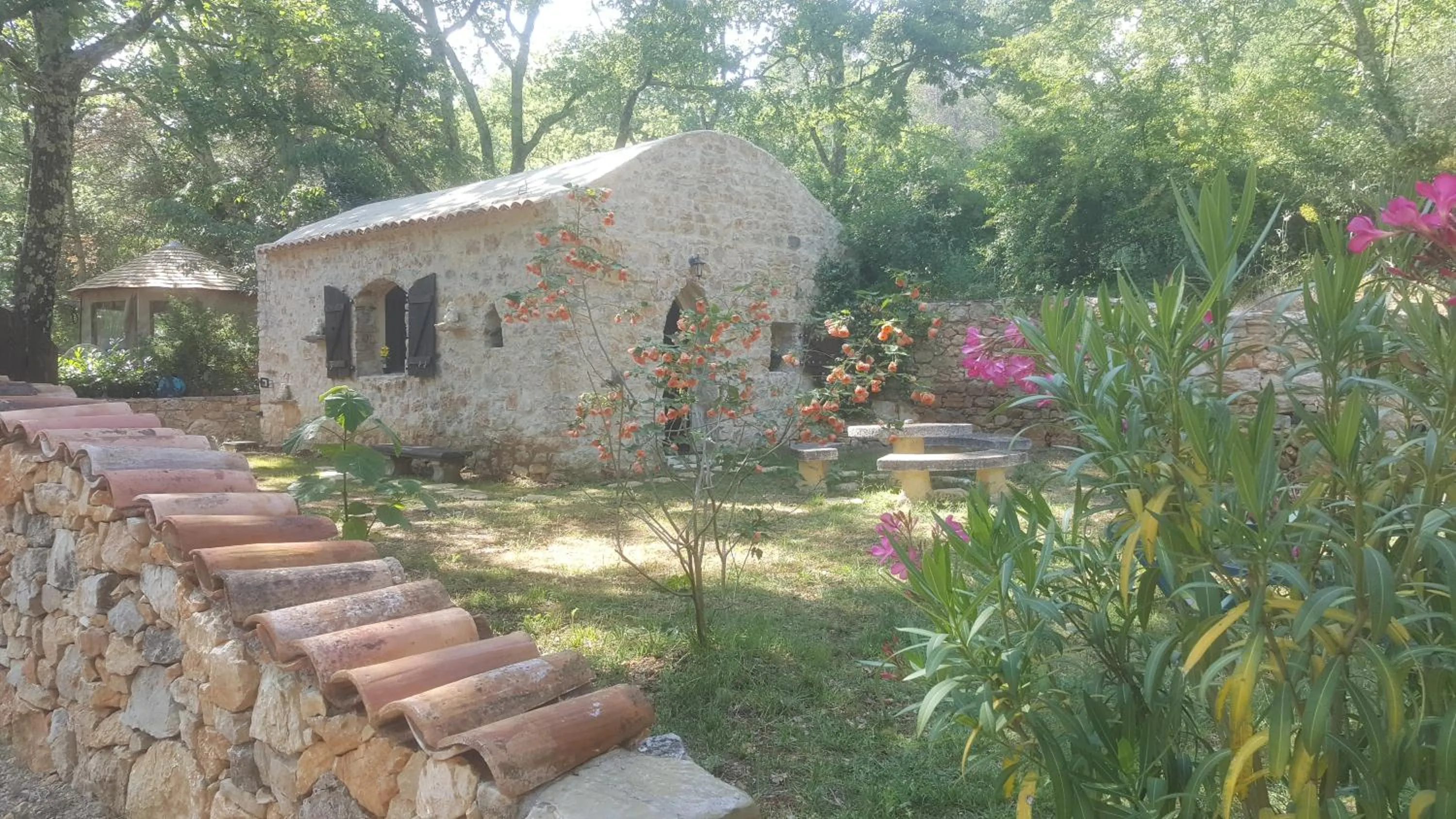 Facade/entrance in Le Donjon des Combes et son Spa