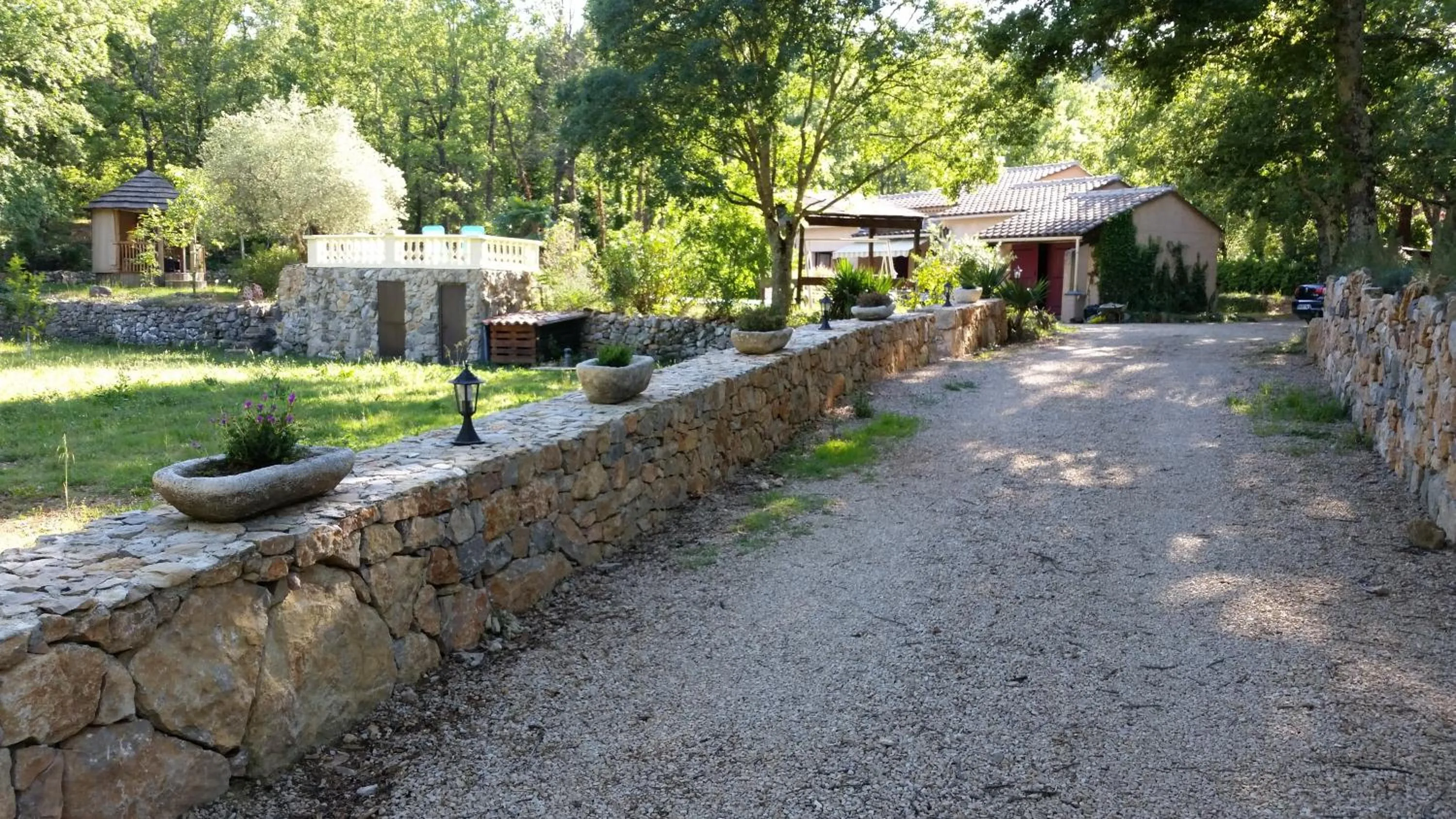 Garden view in Le Donjon des Combes et son Spa