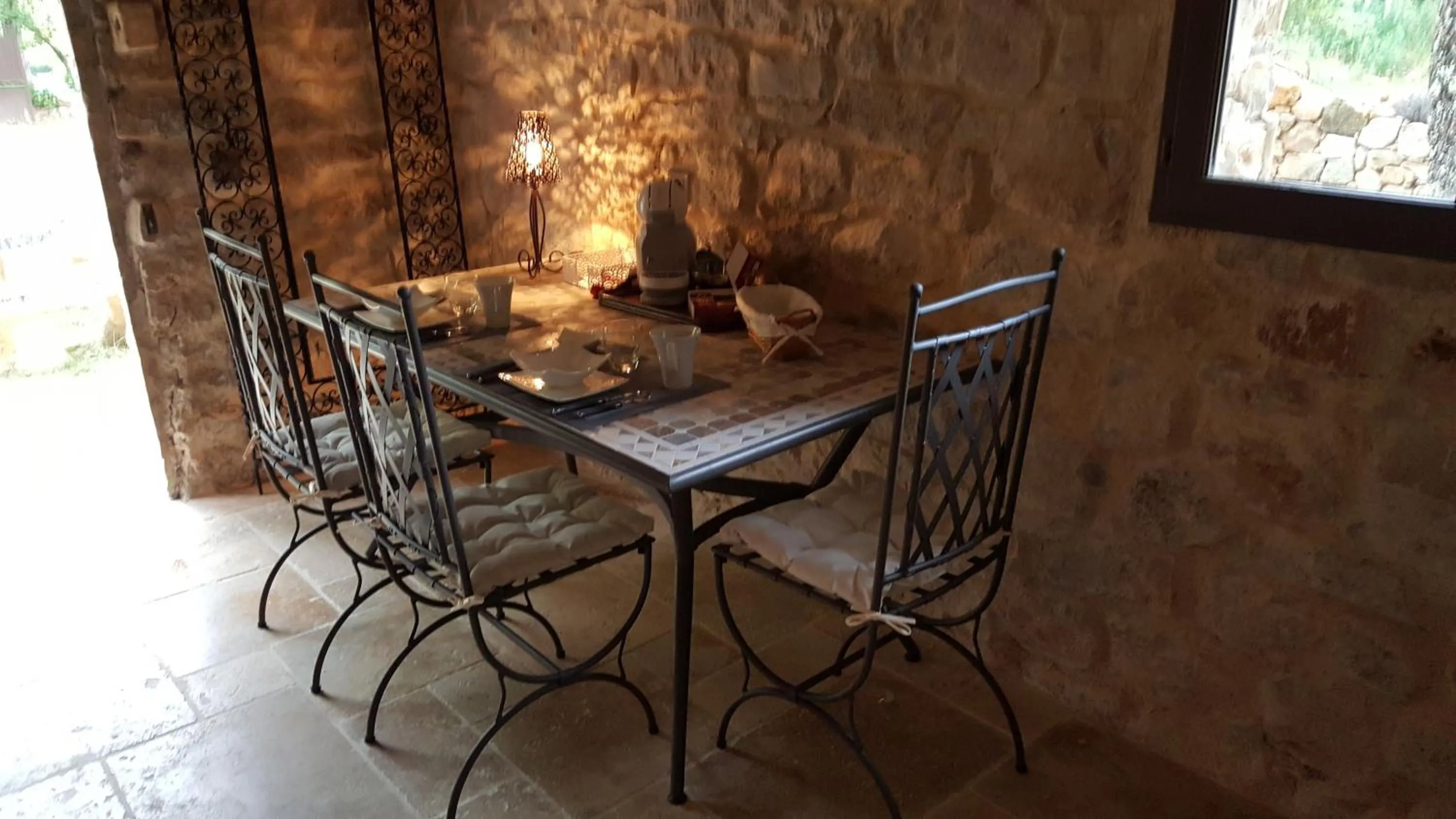 Dining area in Le Donjon des Combes et son Spa