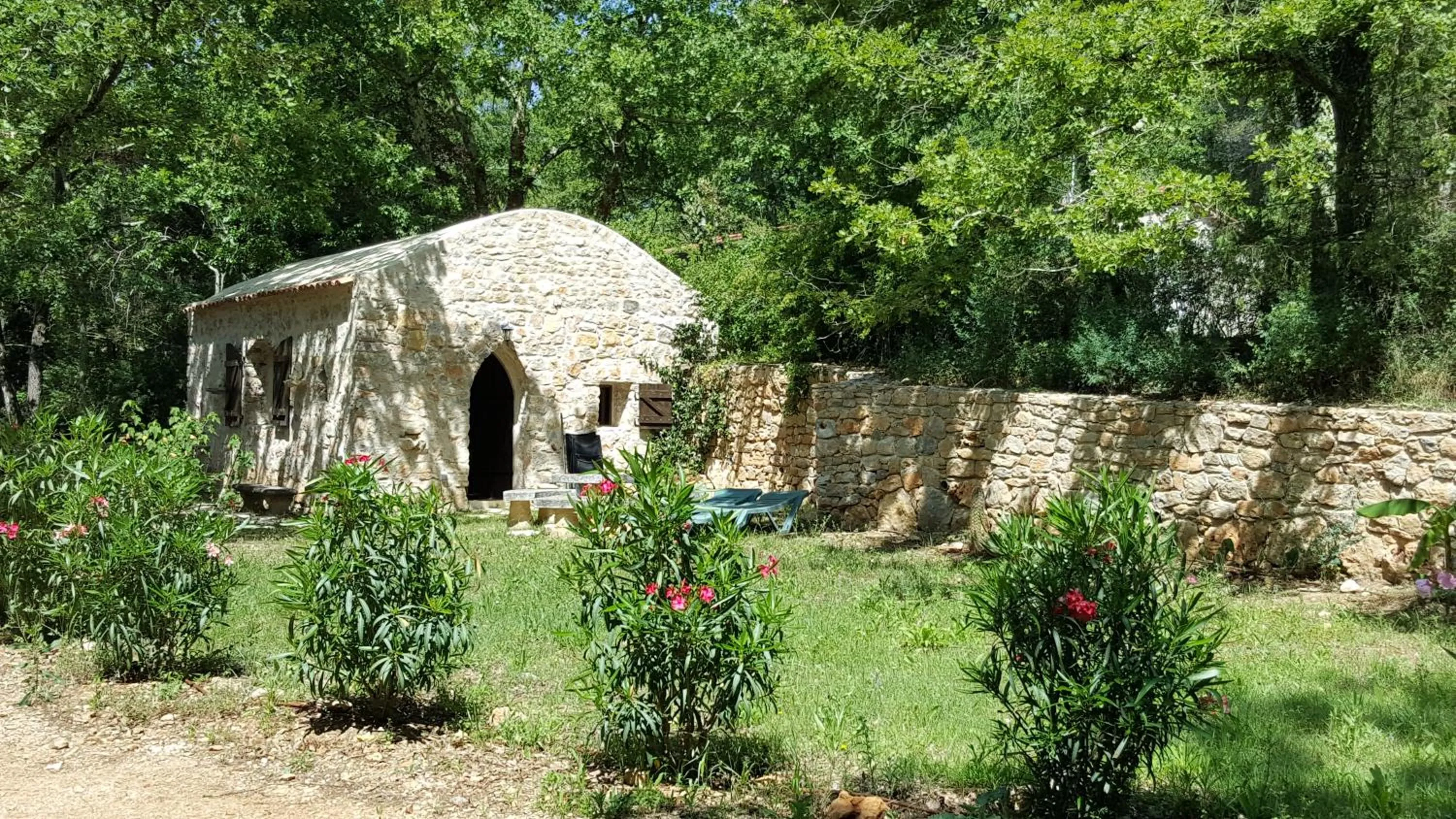 Photo of the whole room in Le Donjon des Combes et son Spa