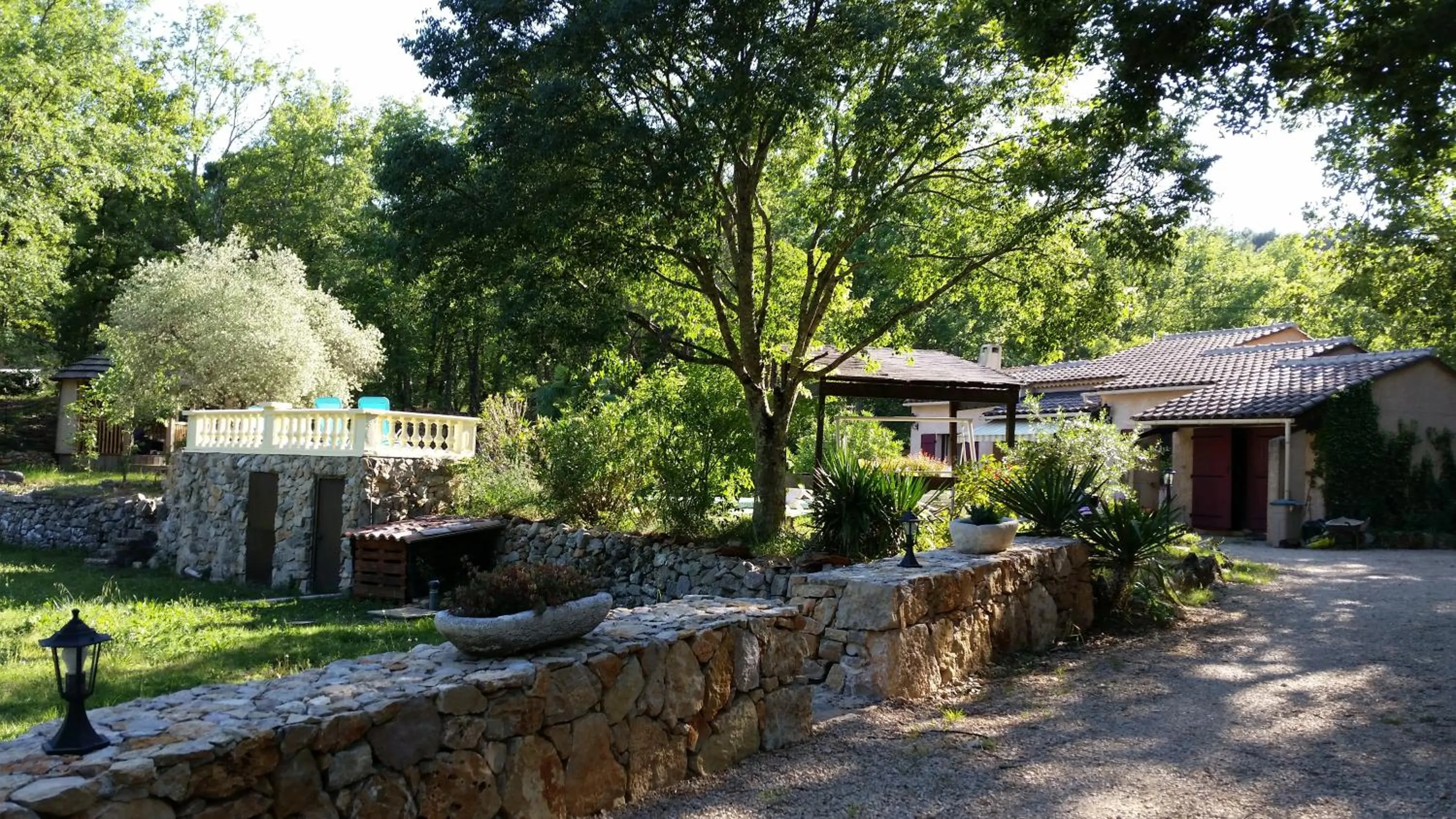 Garden view in Le Donjon des Combes et son Spa